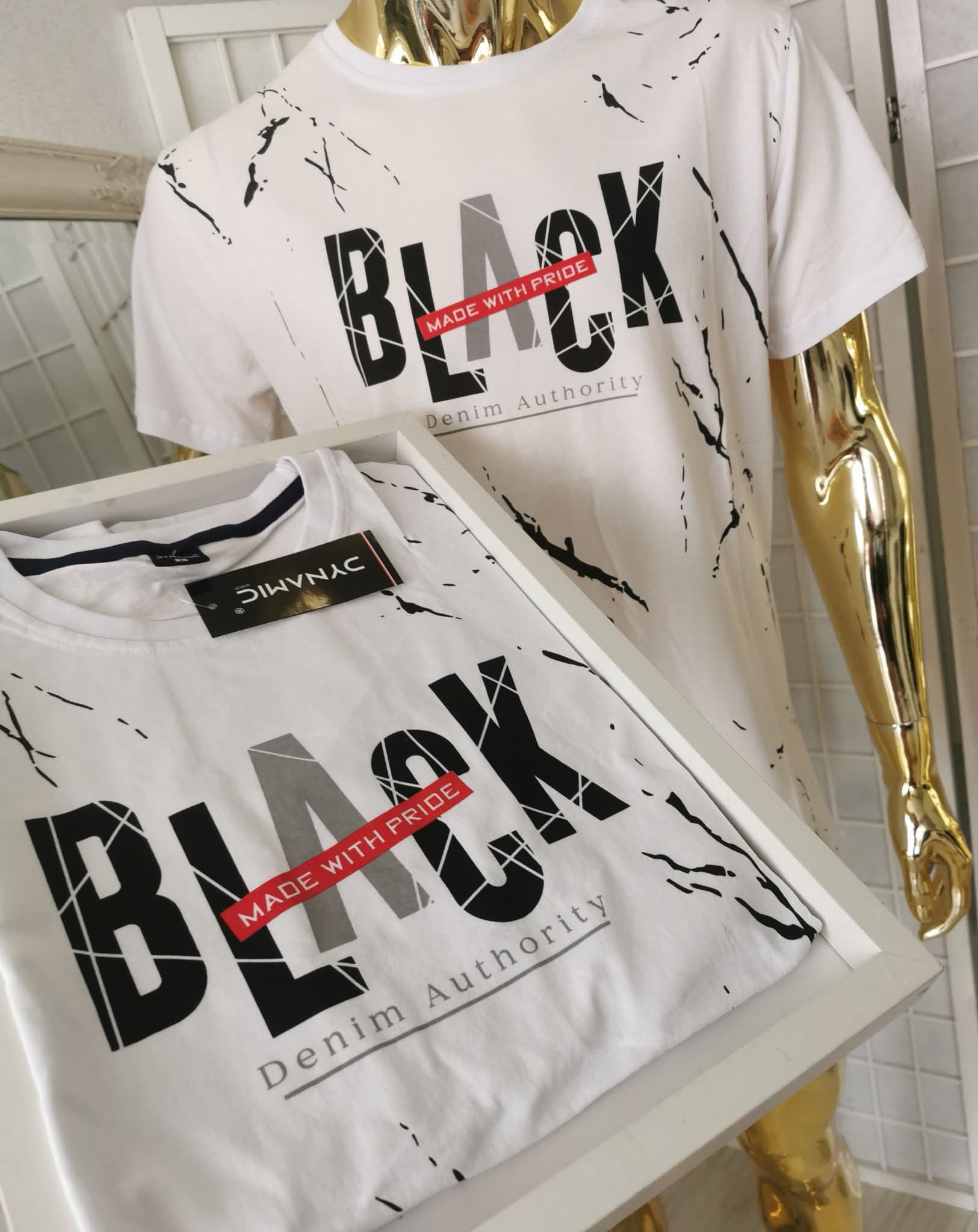 Balti marškinėliai su užrašu BLACK