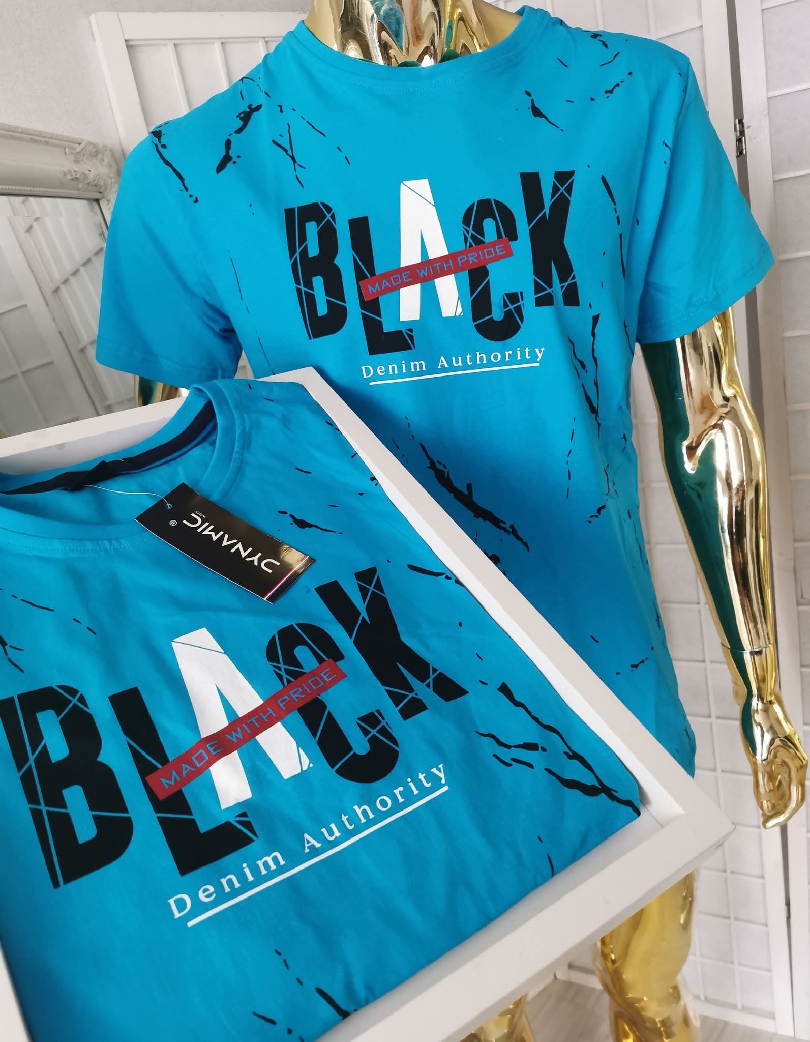 Žydri marškinėliai su užrašu BLACK