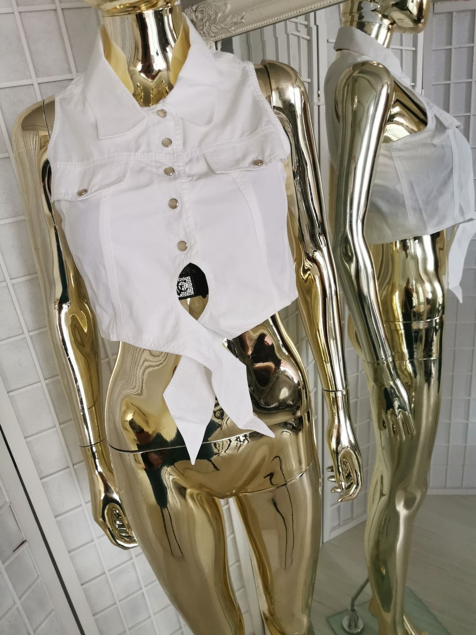 XS dydžio balti crop top marškiniai be rankovių