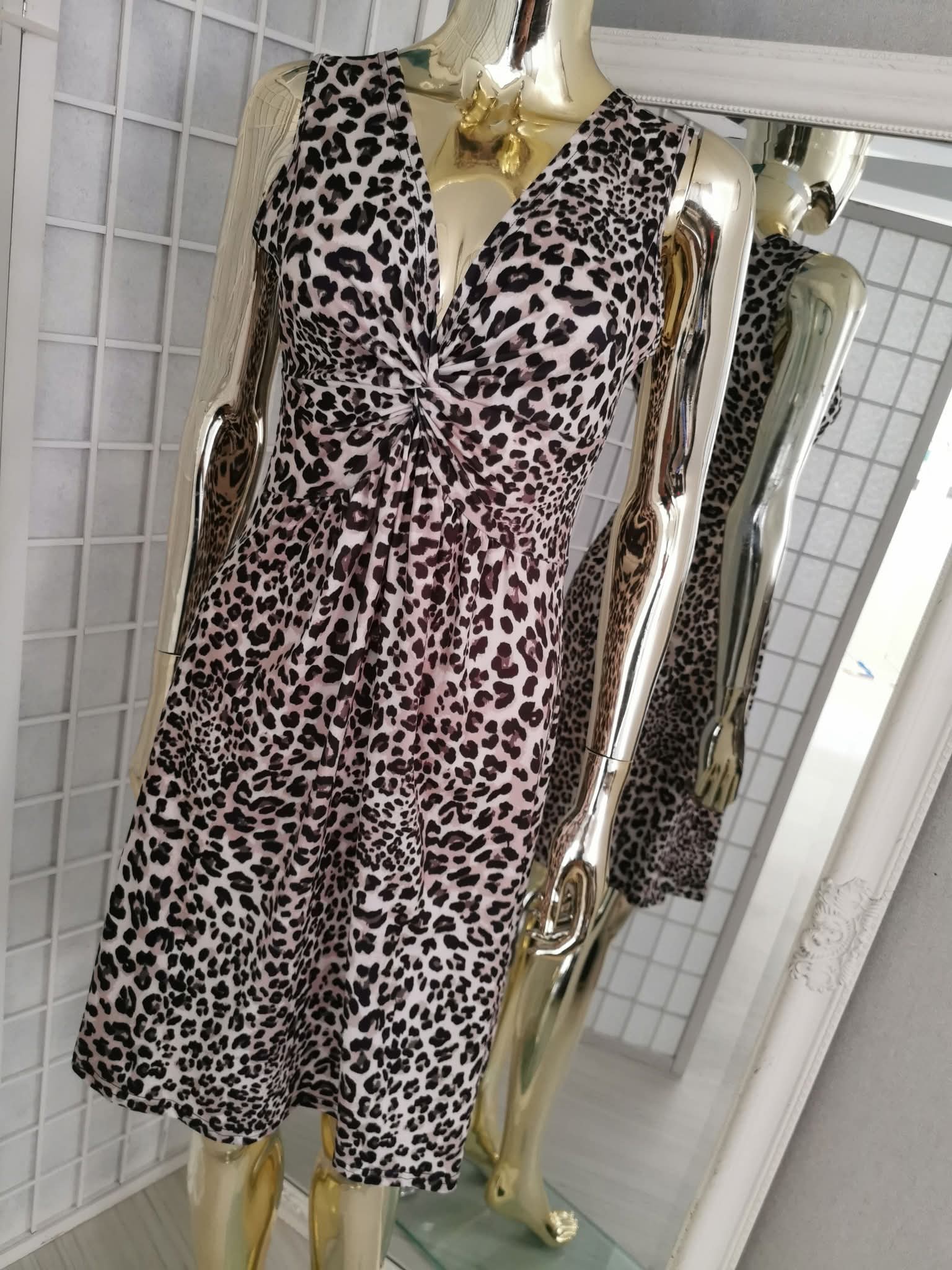 S dydžio leopardo rašto suknelė
