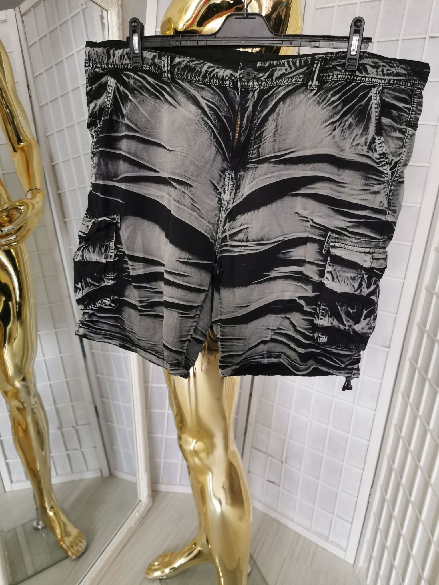 3XL dydžio pilki ir juodi šortai