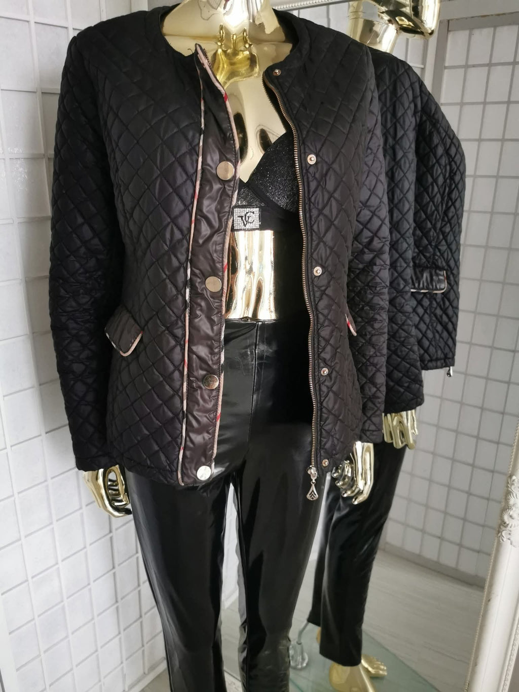 M/L juoda dygsniuota striukė