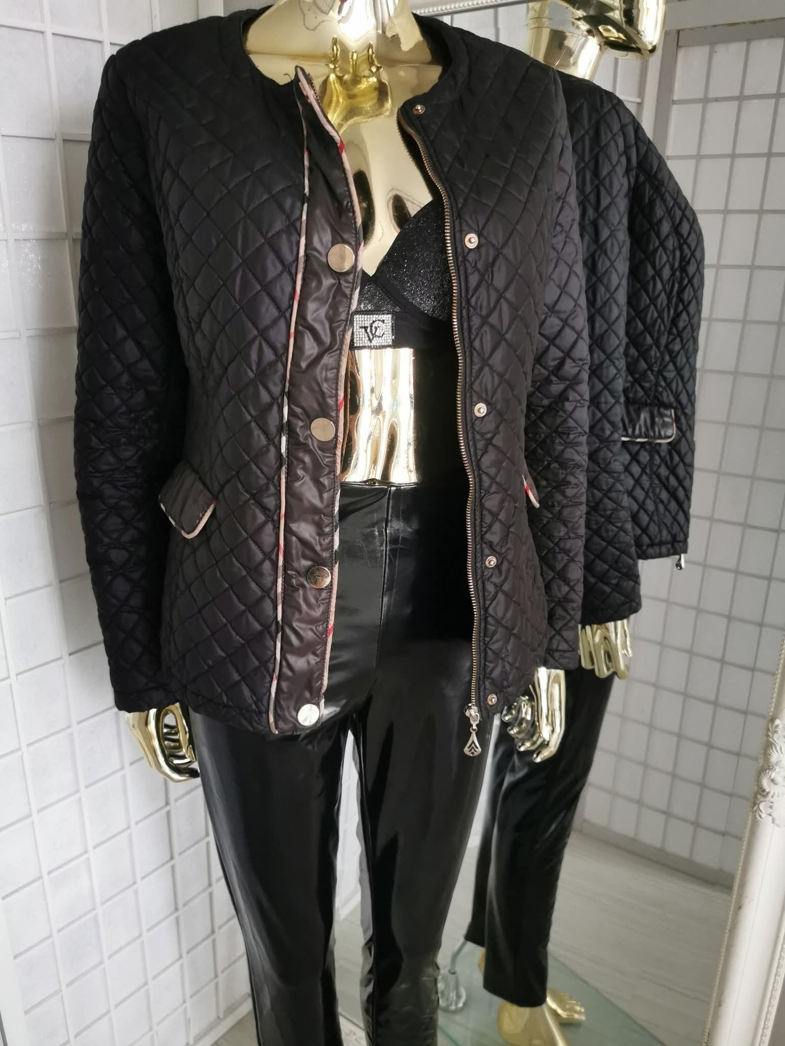 M/L juoda dygsniuota striukė