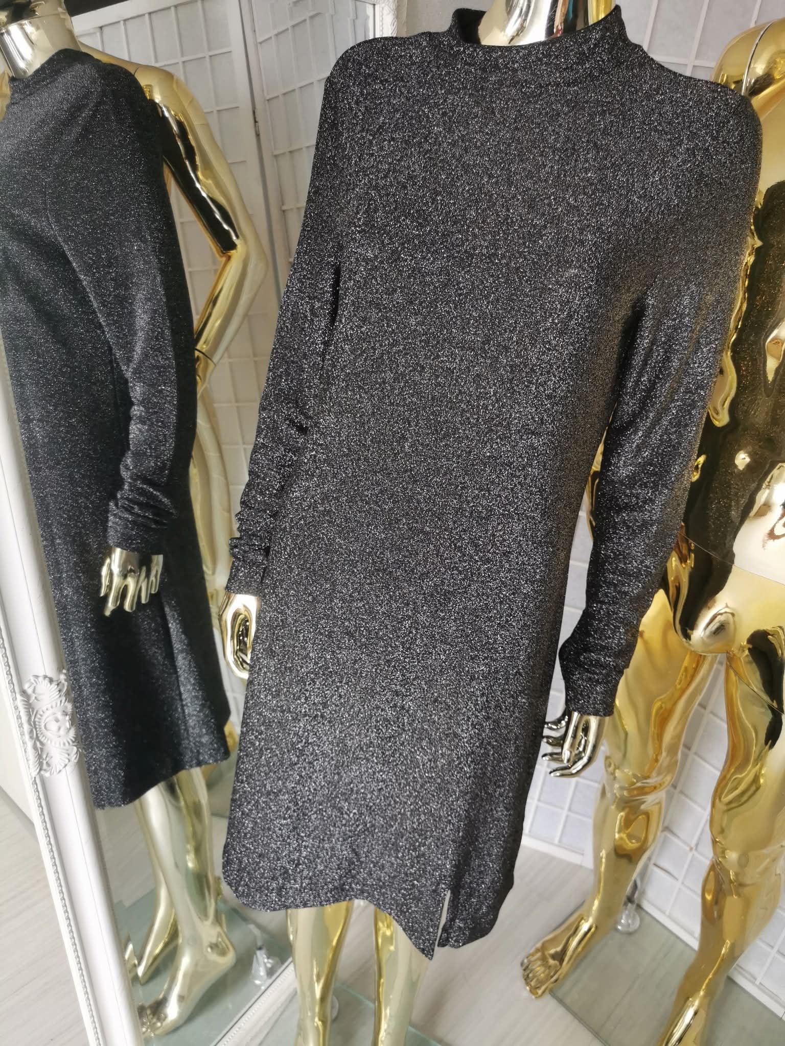 XL dydžio elegantiška ir išskirtinė juoda suknelė su subtiliu blizgesiu