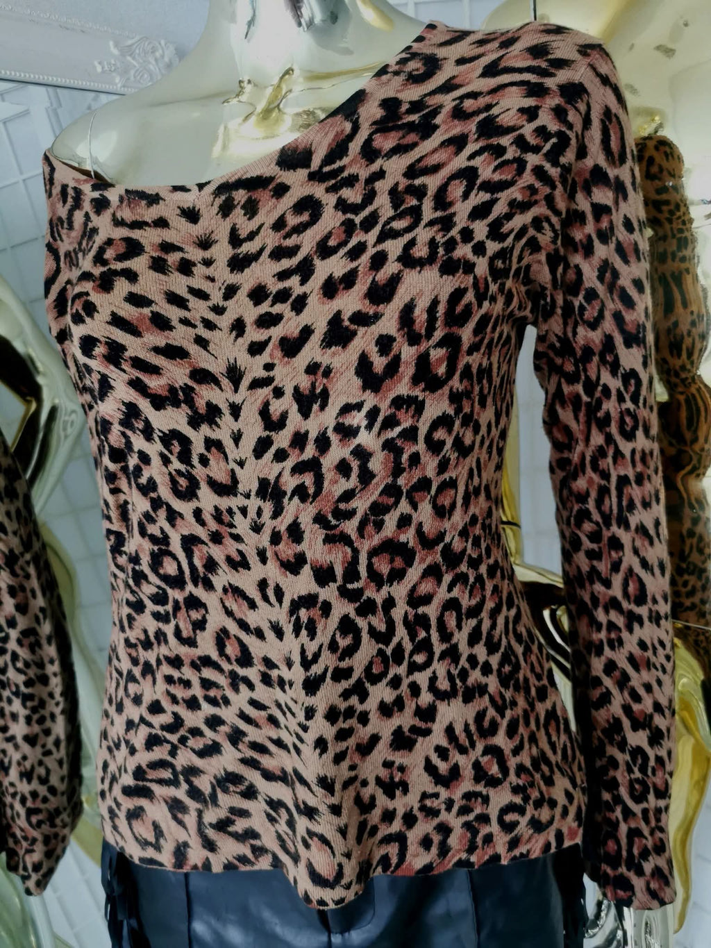 Universalaus dydžio leopardo rašto megztinis