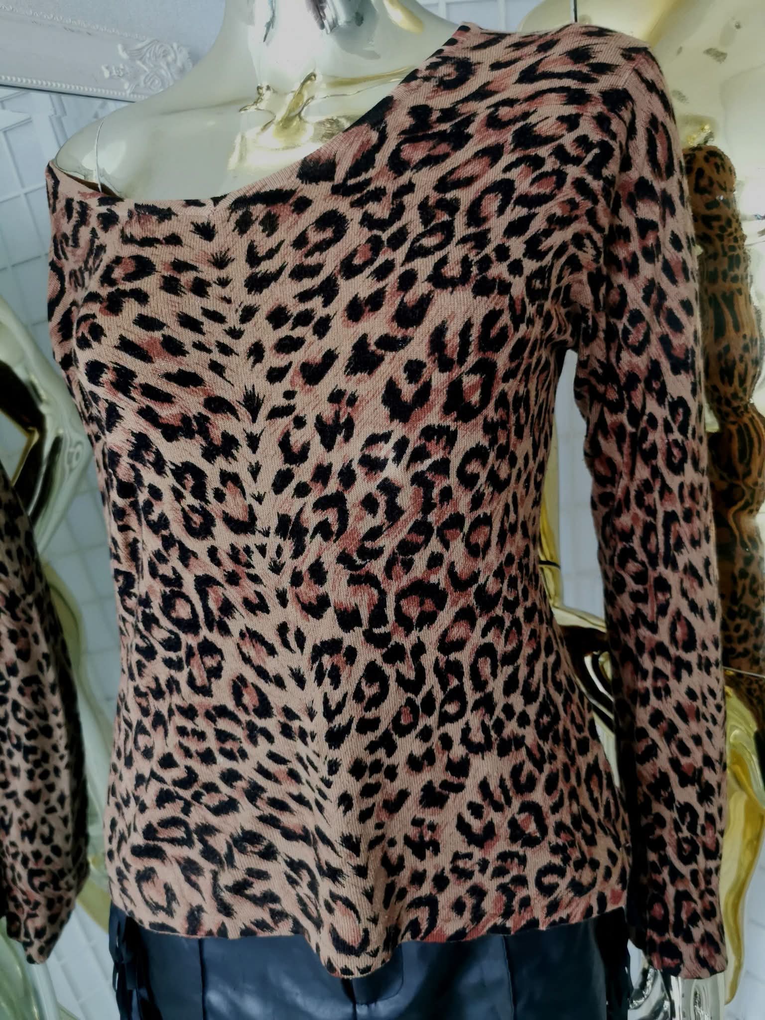 Universalaus dydžio leopardo rašto megztinis