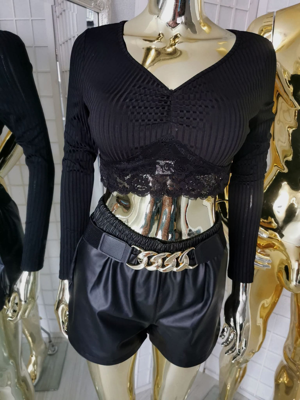 S dydžio juoda crop top stiliaus palaidinė