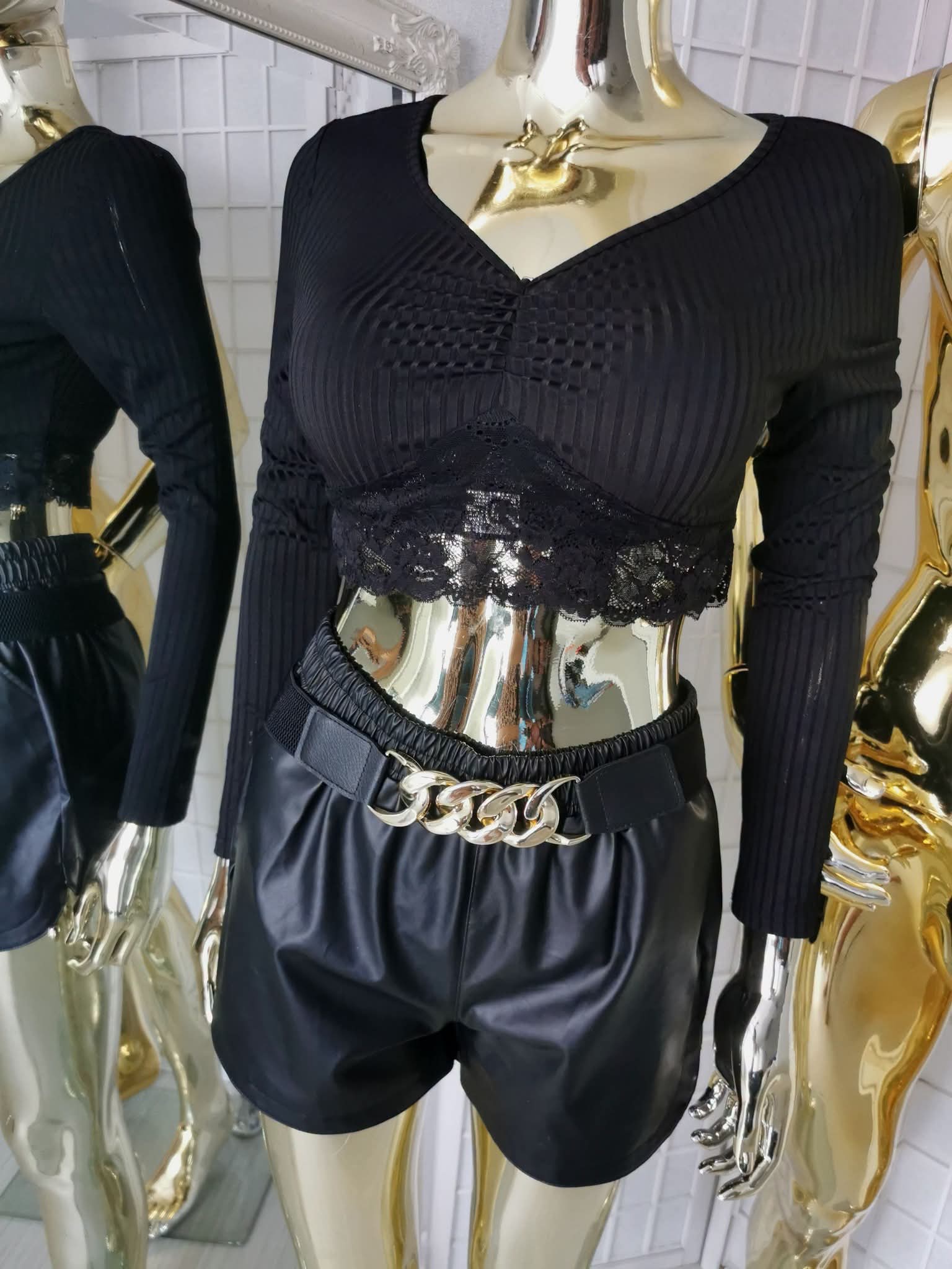 S dydžio juoda crop top stiliaus palaidinė