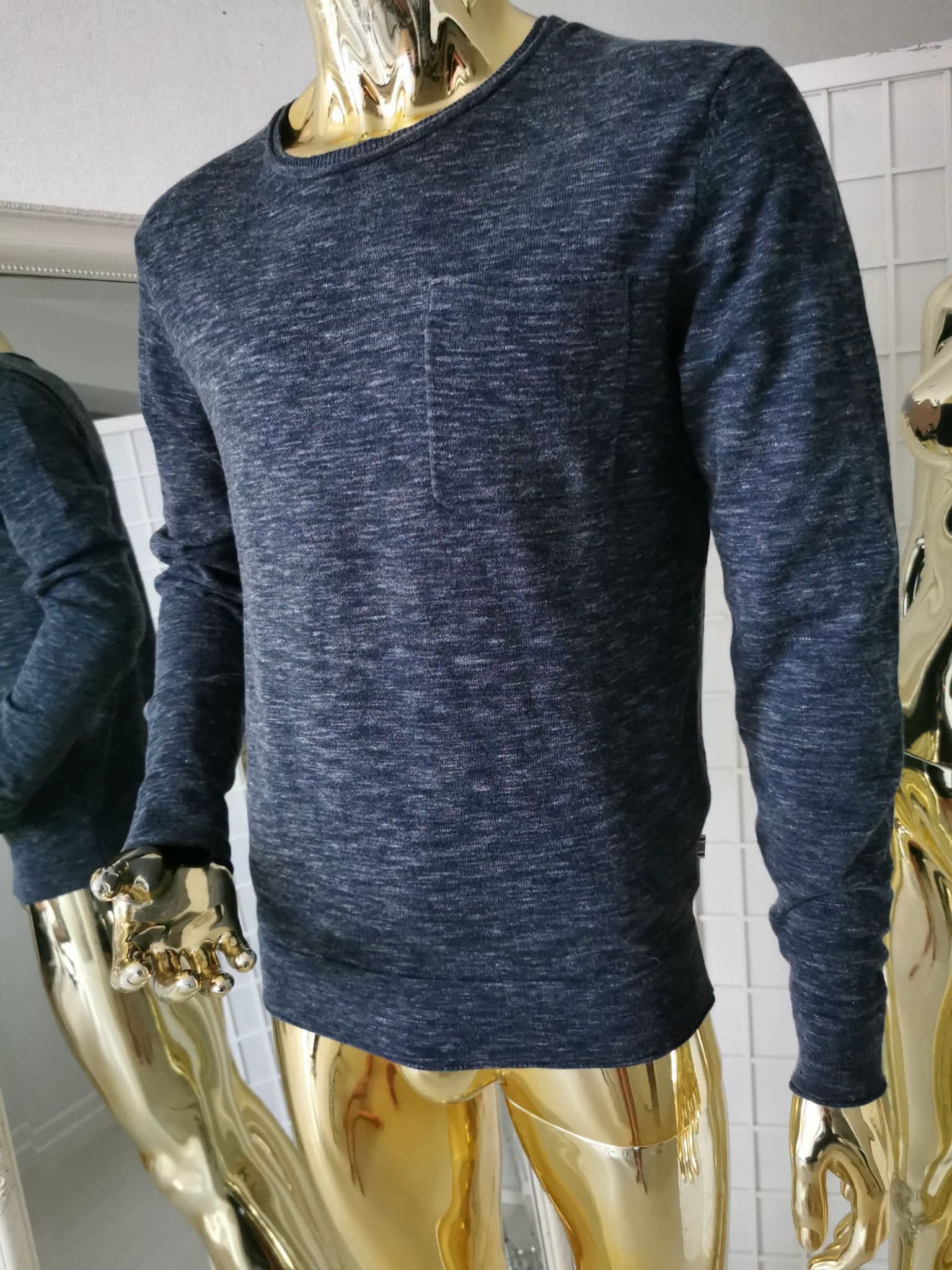 M dydžio pilkas megztinis su kišenėle