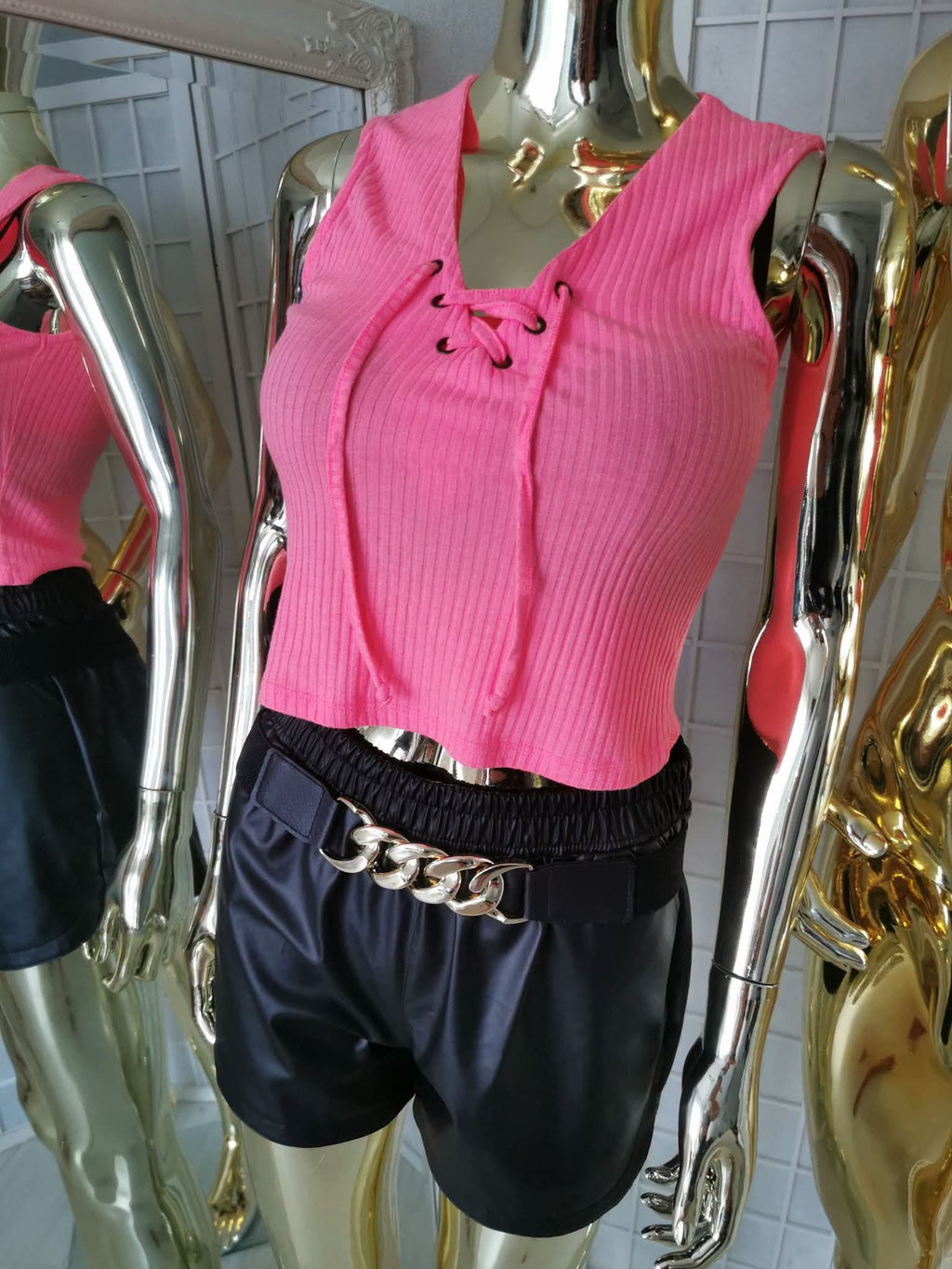 S dydžio ryški rožinė crop top