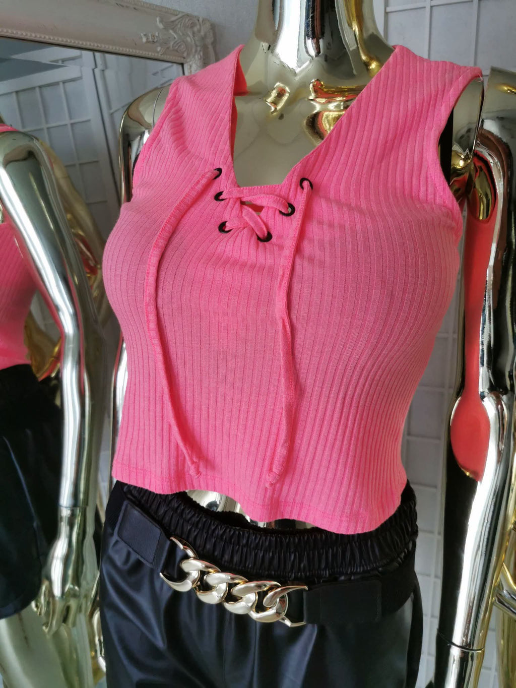 S dydžio ryški rožinė crop top