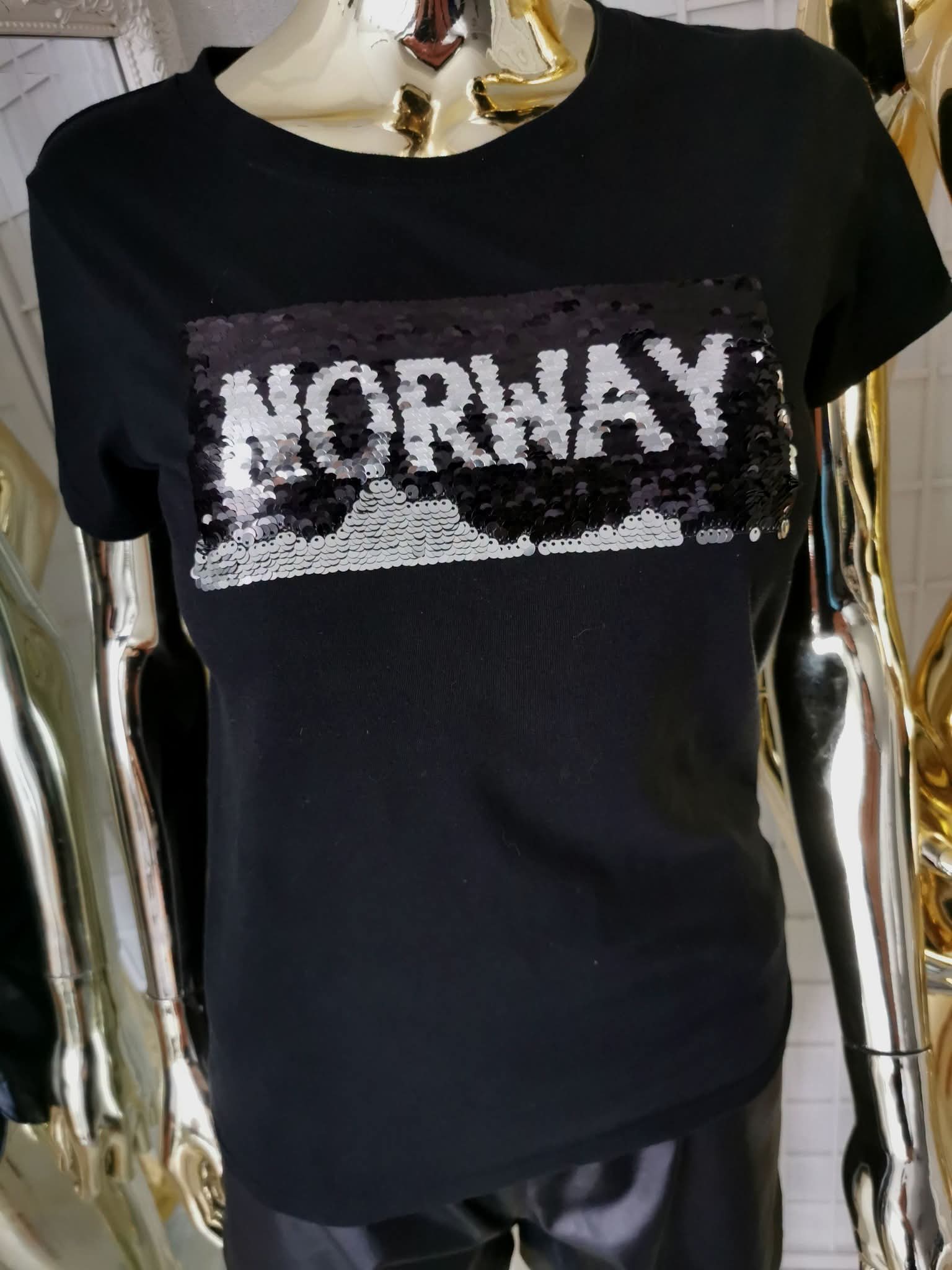S dydžio juodi marškinėliai su užrašu ,,NORWAY,,