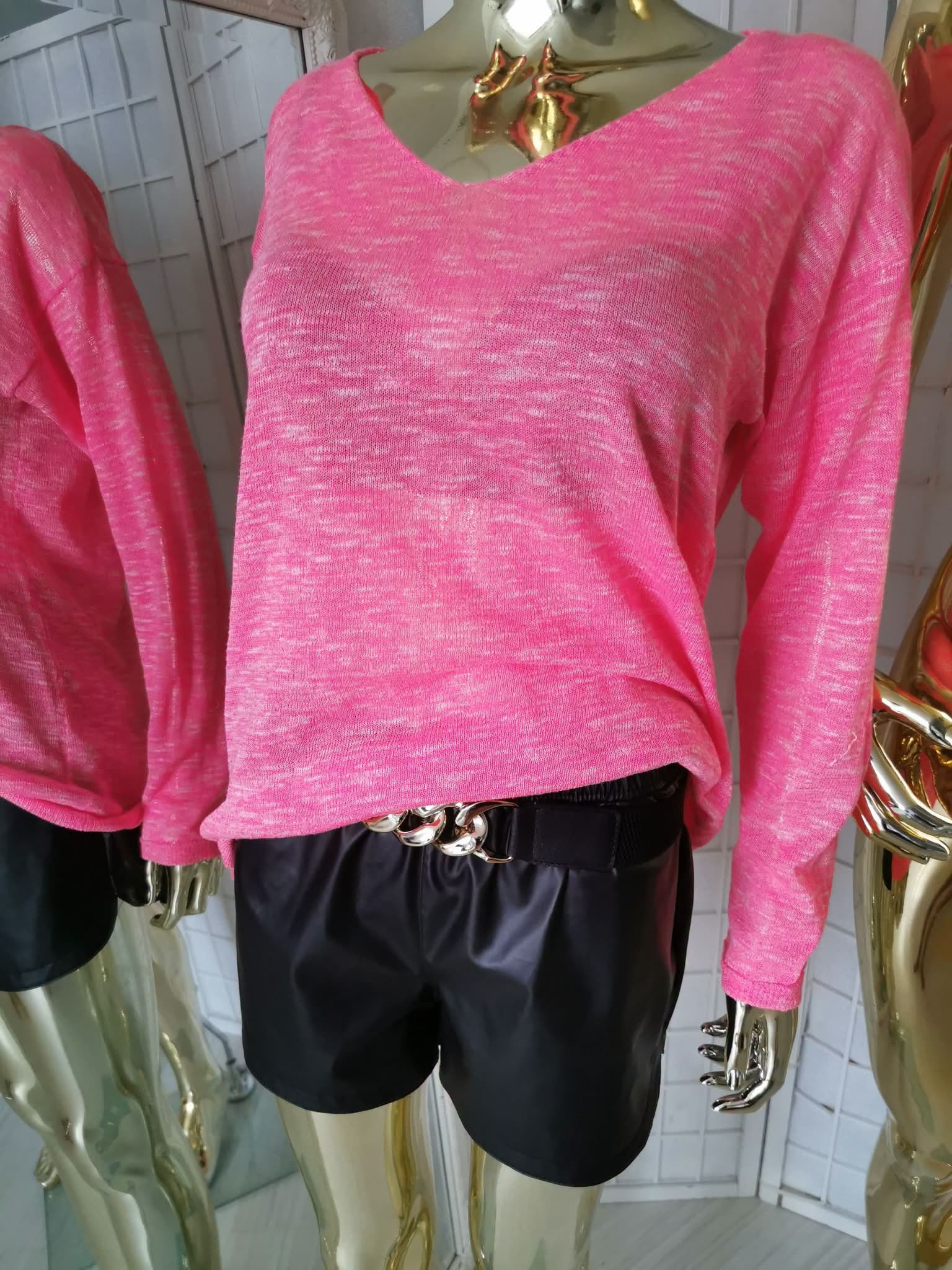 XL dydžio ryškiai rožinis megztinis