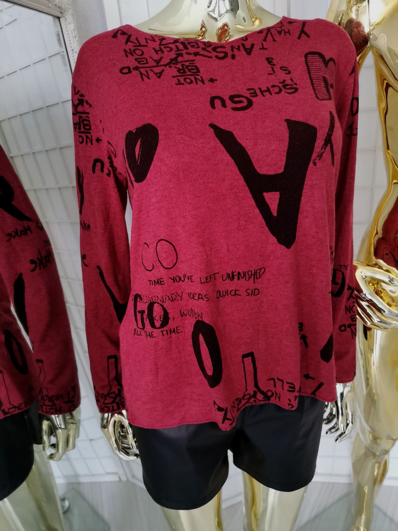 Universalaus dydžio bordo spalvos megztinis