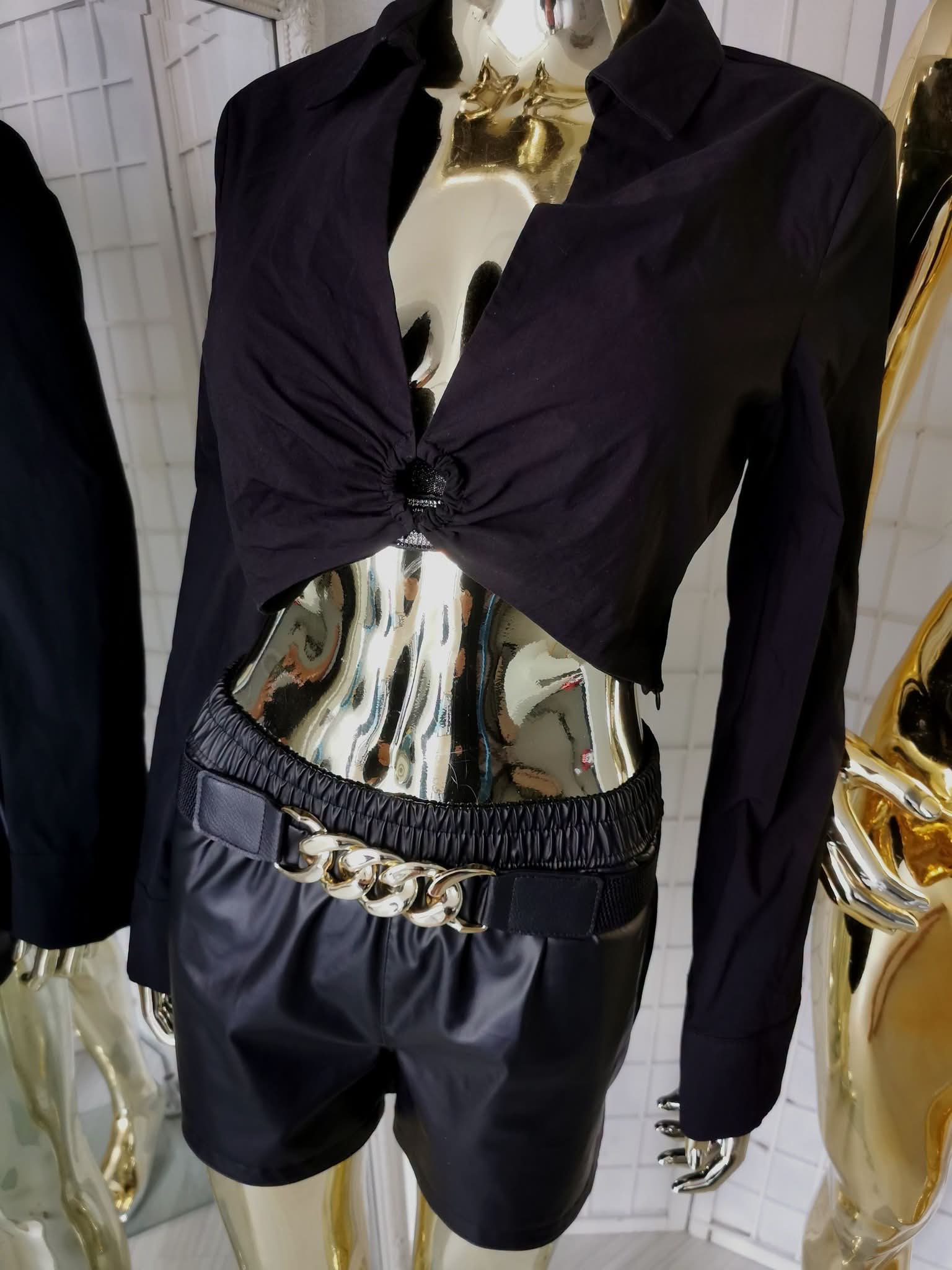 L dydžio juoda crop top stiliaus palaidinė