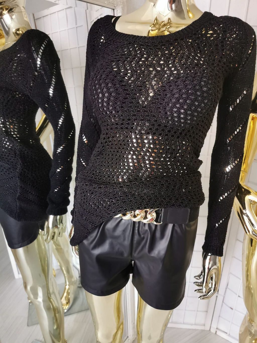 XS dydžio ažūrinis juodas megztukas