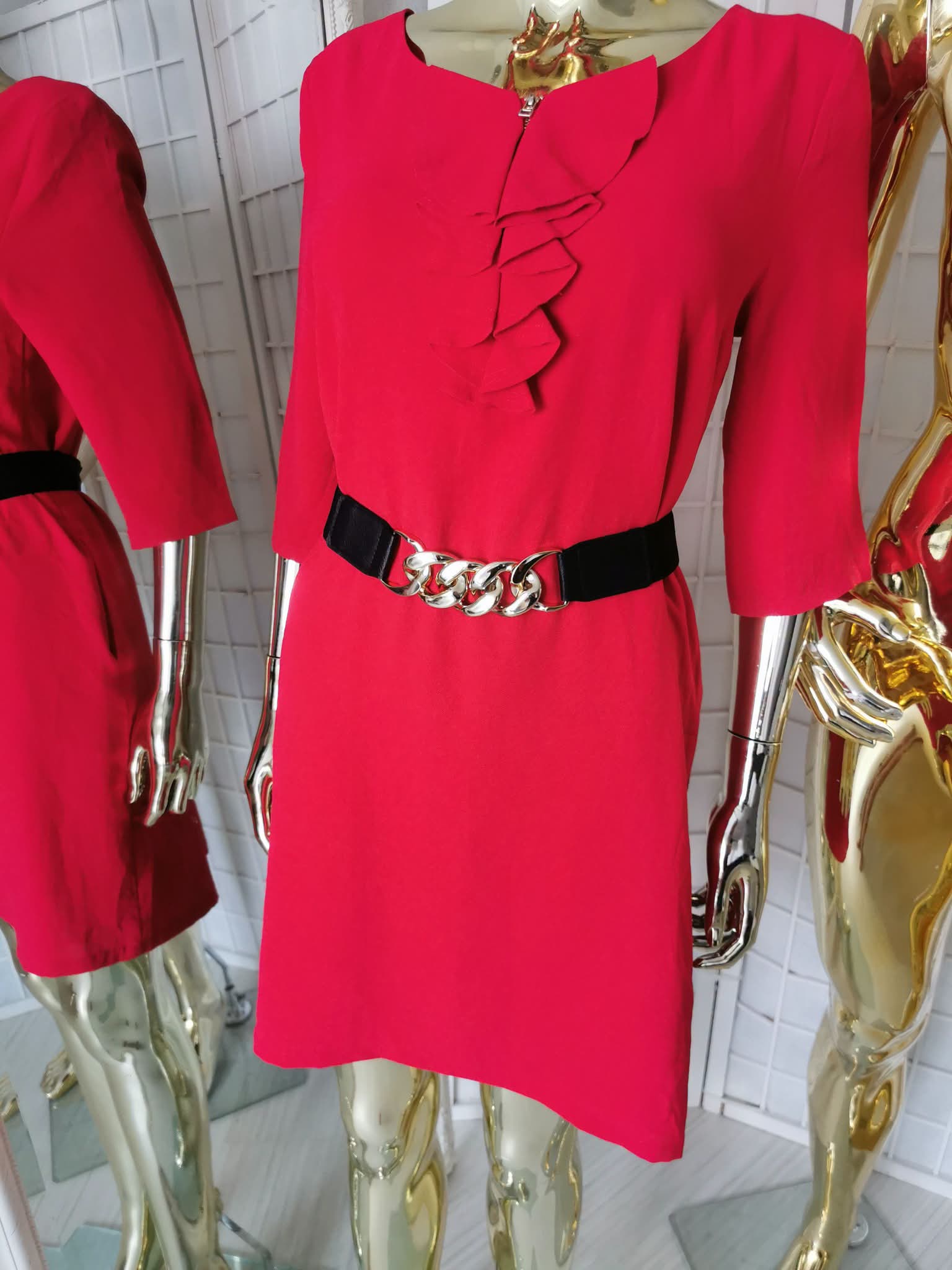 M/L dydžio ryškiai raudona suknelė