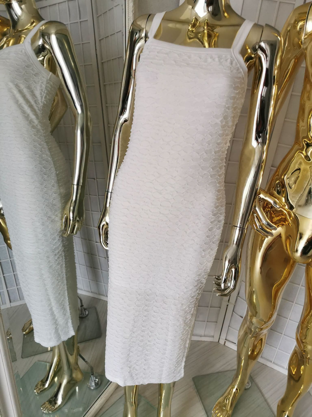 M dydžio balta suknelė ant šleikučių