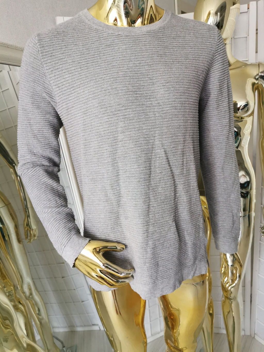 L dydžio pilkas megztinis