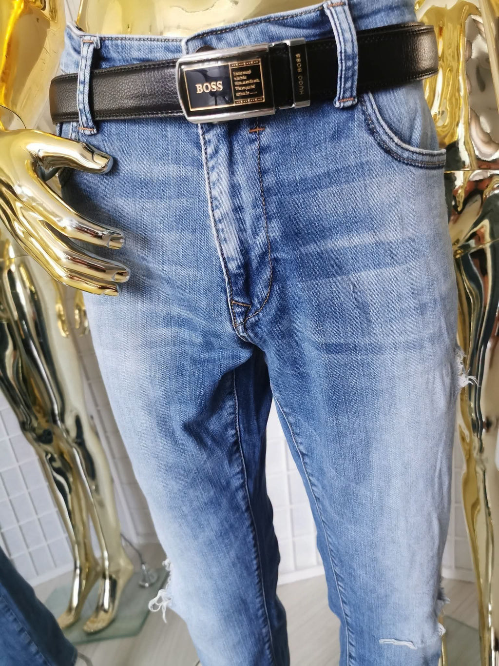 XL/2XL dydžio šviesiai mėlyni plėšyti džinsai