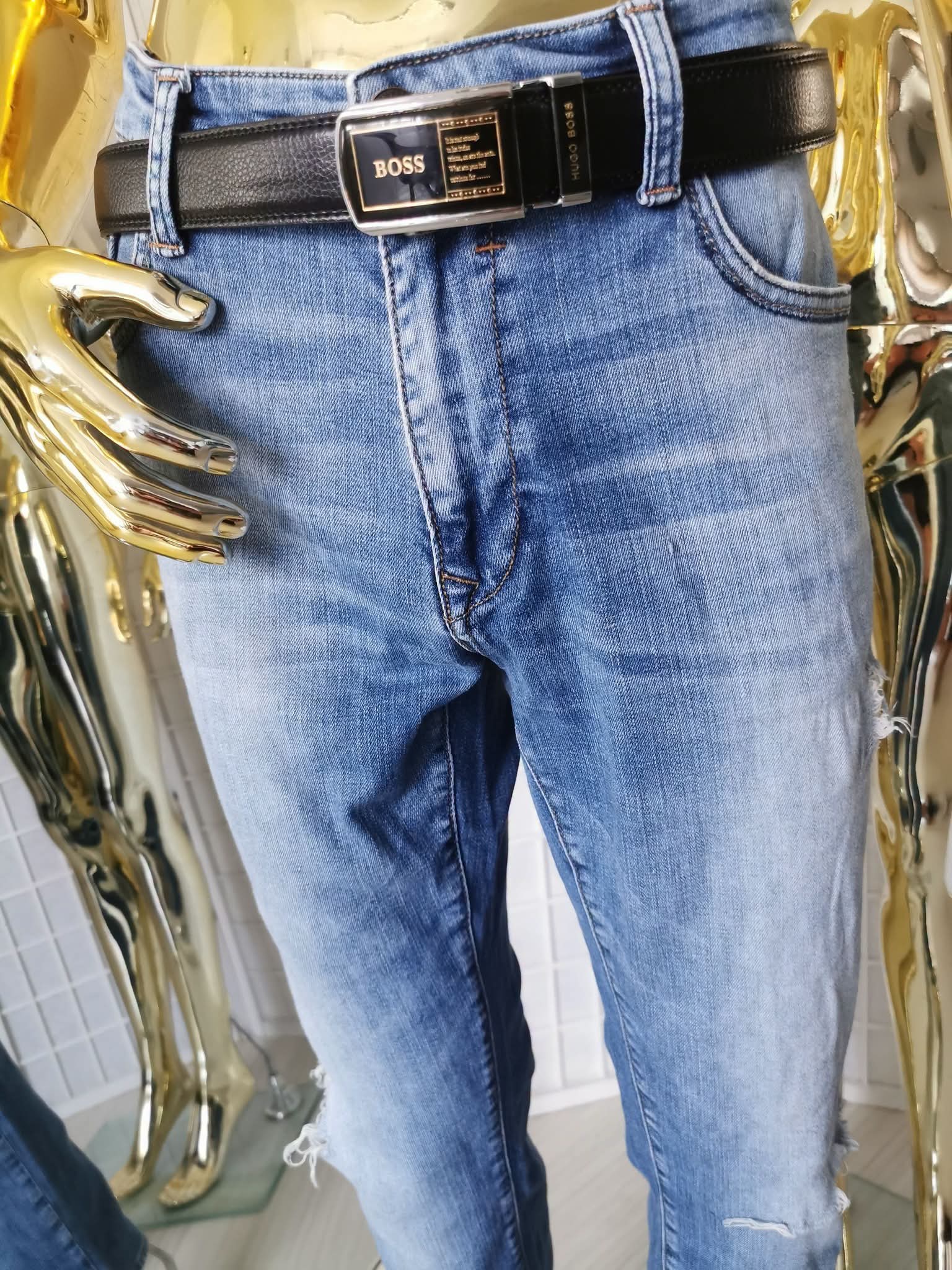 XL/2XL dydžio šviesiai mėlyni plėšyti džinsai
