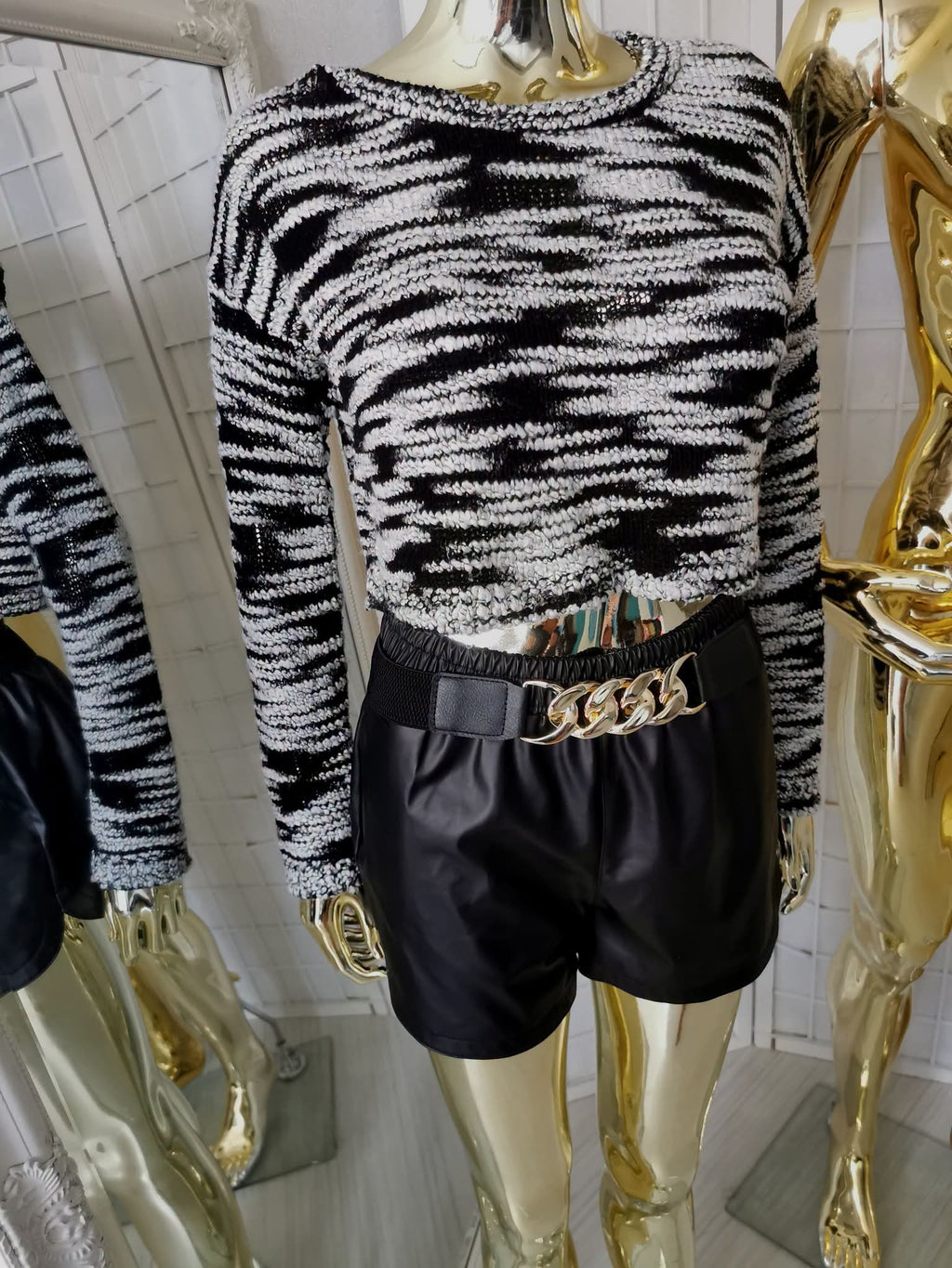 S dydžio juodai baltas crop top stiliaus megztinis