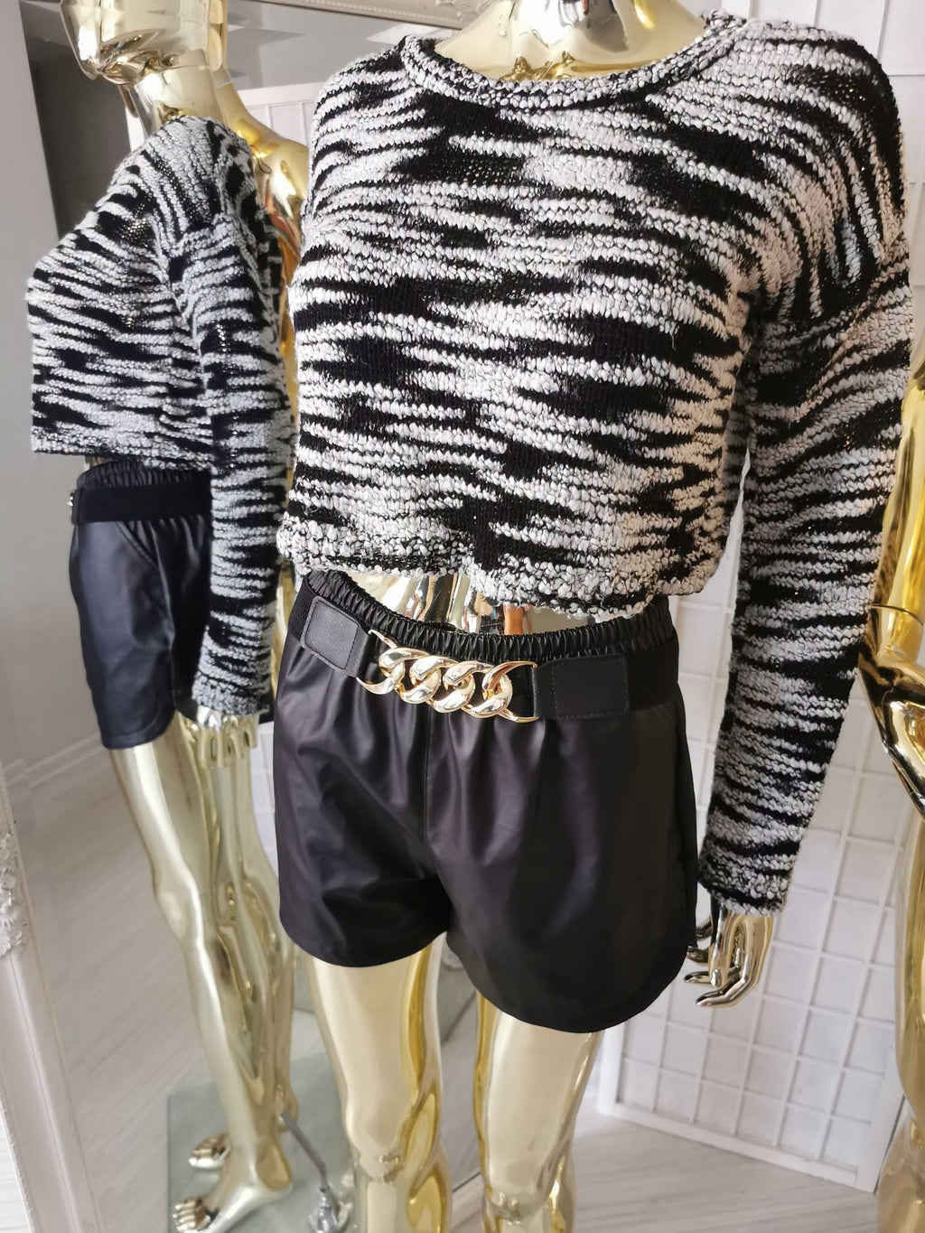 S dydžio juodai baltas crop top stiliaus megztinis