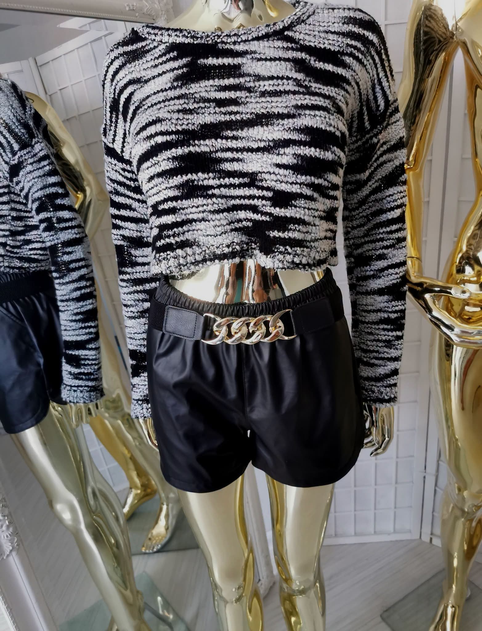 S dydžio juodai baltas crop top stiliaus megztinis