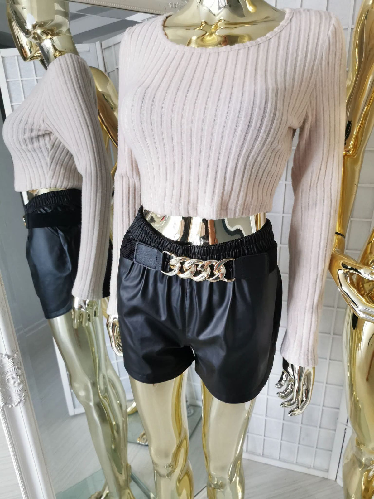 M dydžio crop top stiliaus smėlio spalvos megztinis