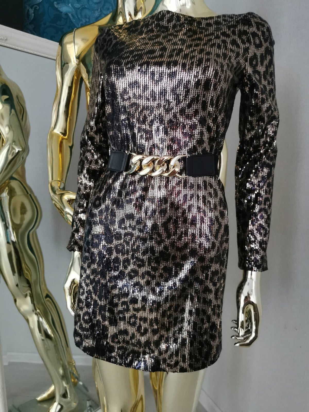 S dydžio leopardo rašto blizgi suknelė