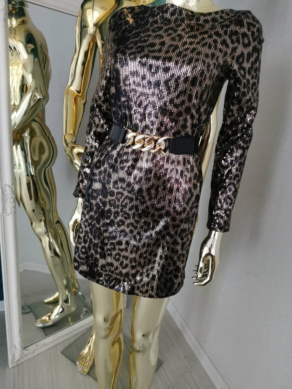 S dydžio leopardo rašto blizgi suknelė