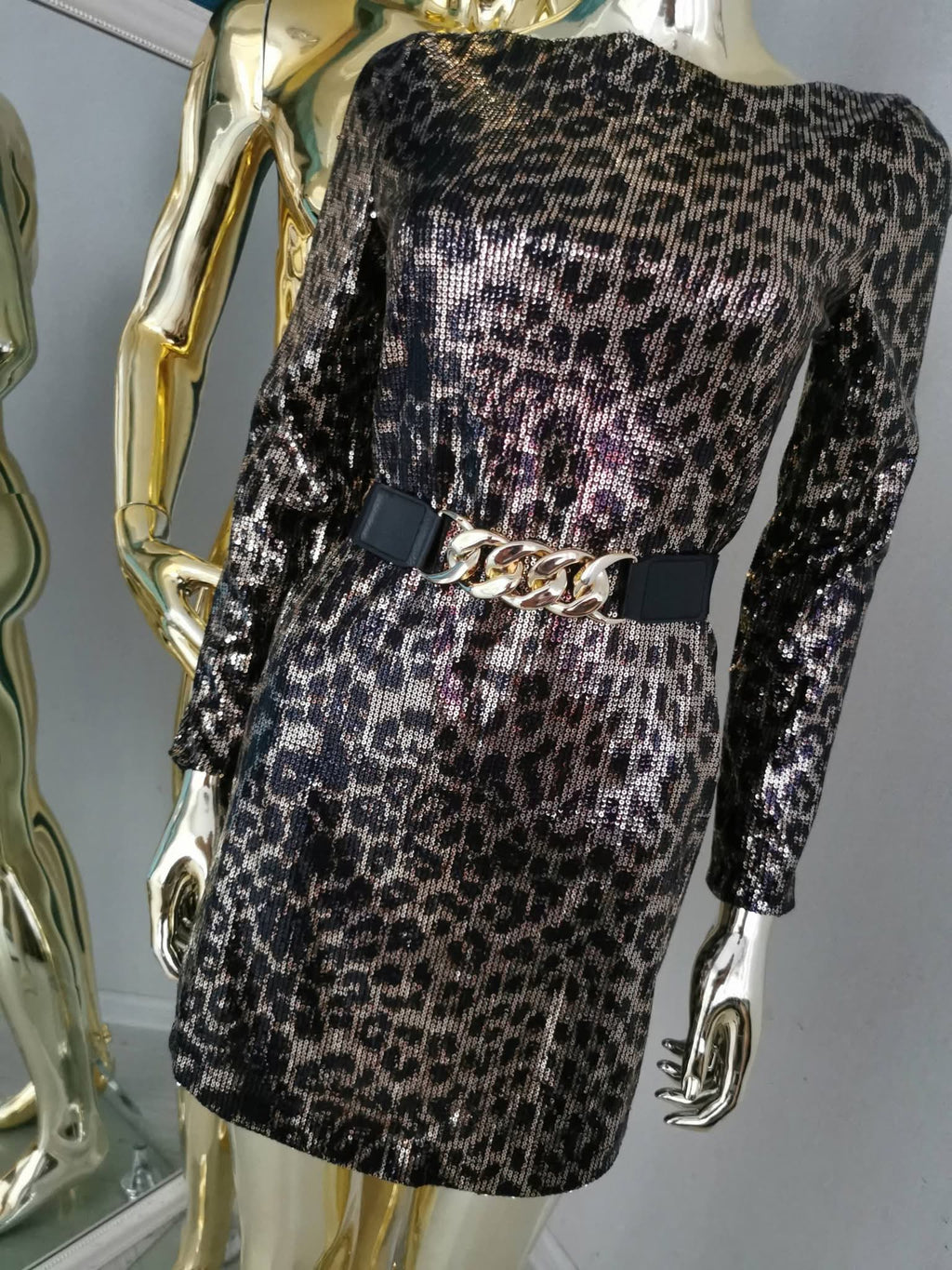 S dydžio leopardo rašto blizgi suknelė