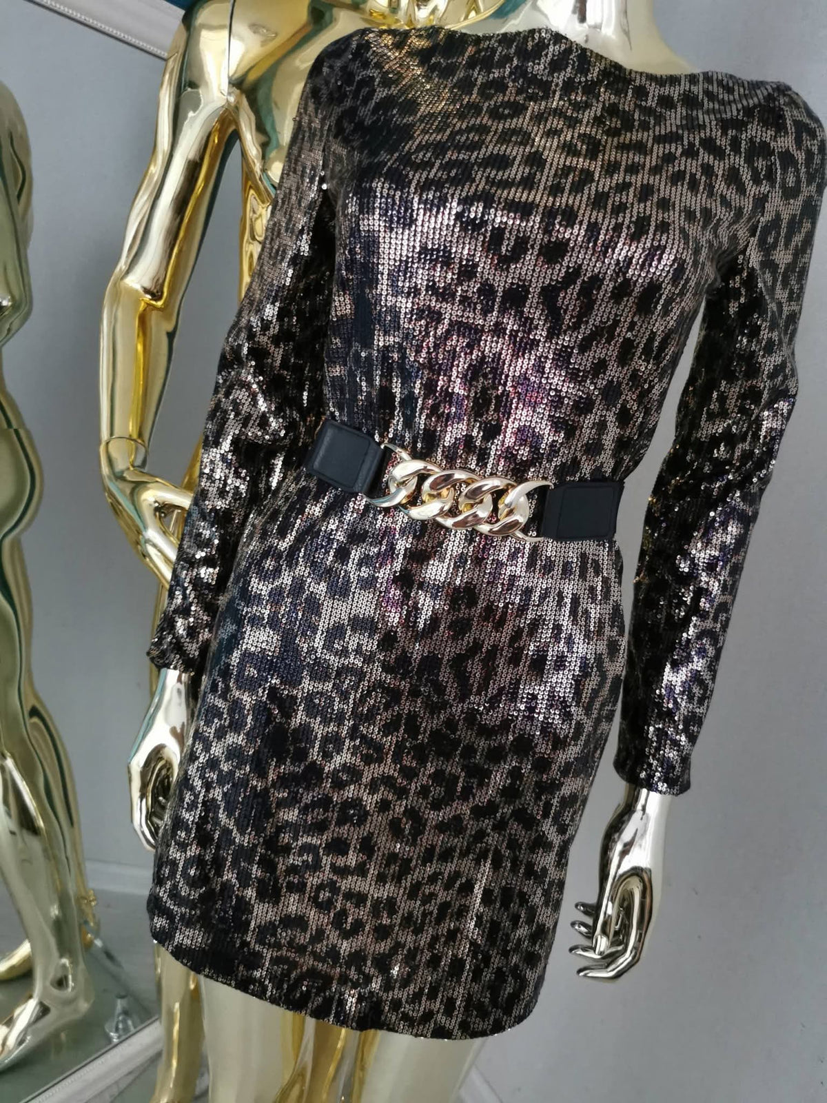 S dydžio leopardo rašto blizgi suknelė