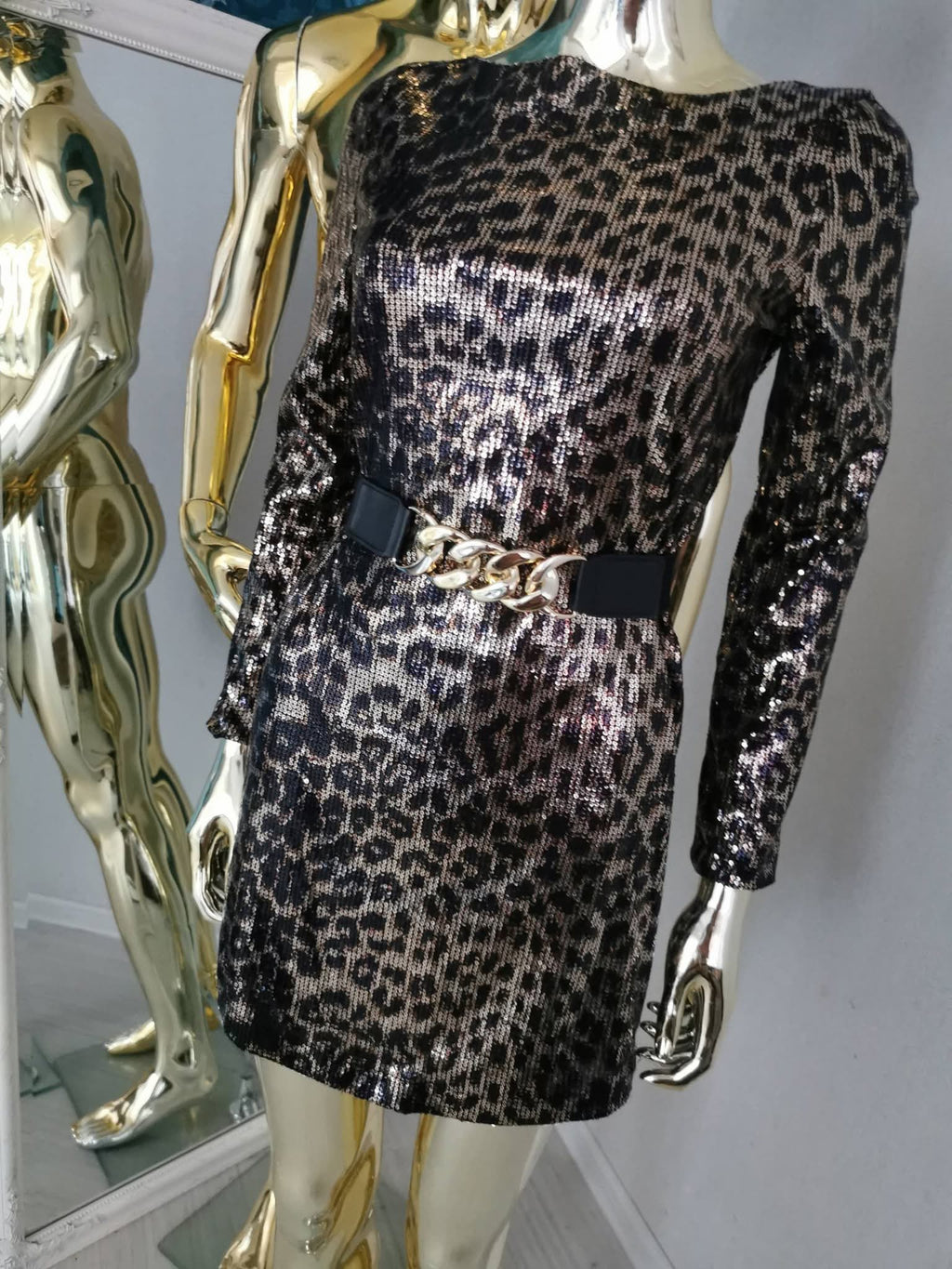S dydžio leopardo rašto blizgi suknelė