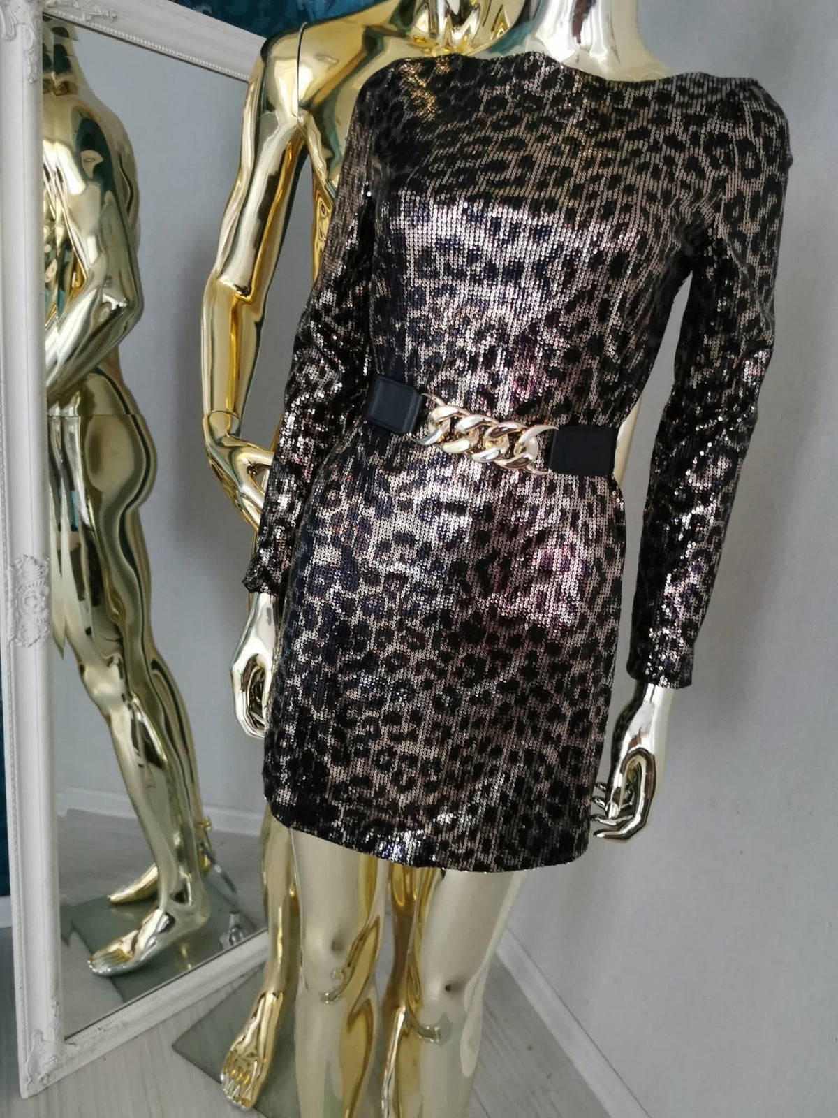 S dydžio leopardo rašto blizgi suknelė