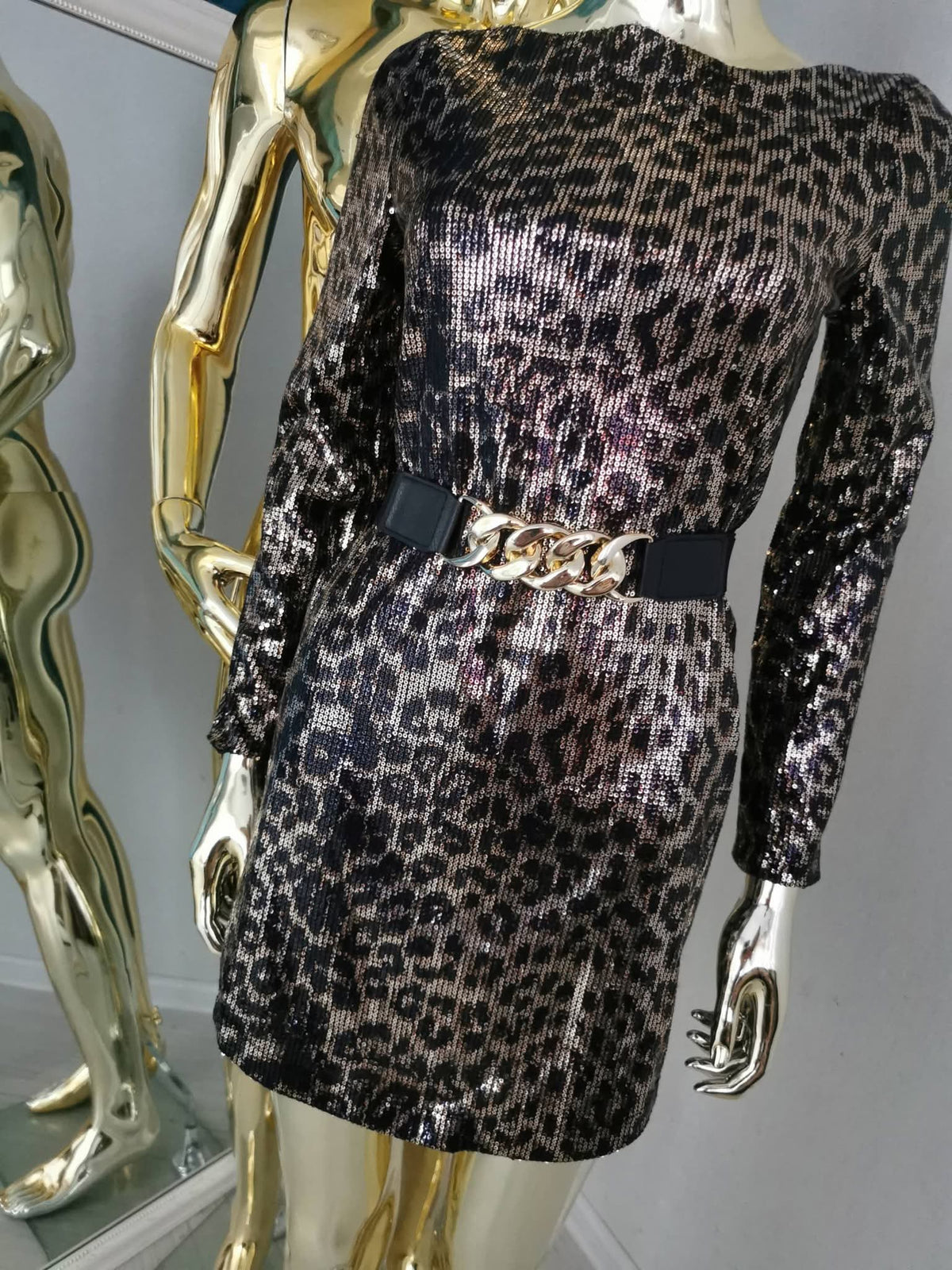 S dydžio leopardo rašto blizgi suknelė