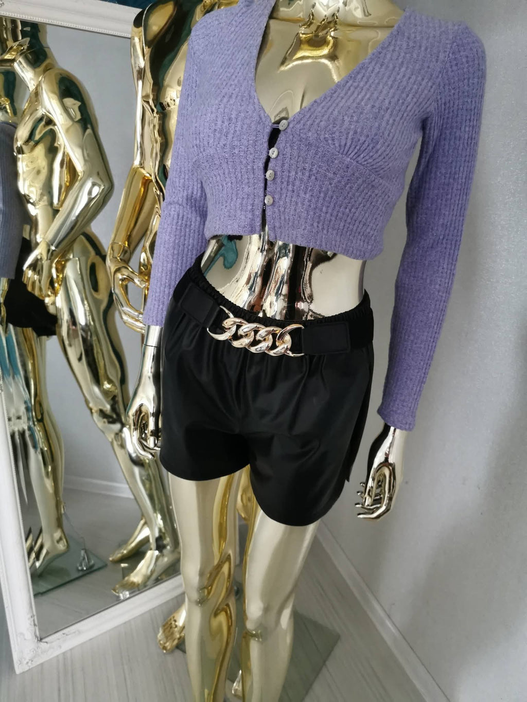 S dydžio violetinis crop top stiliaus megztinis