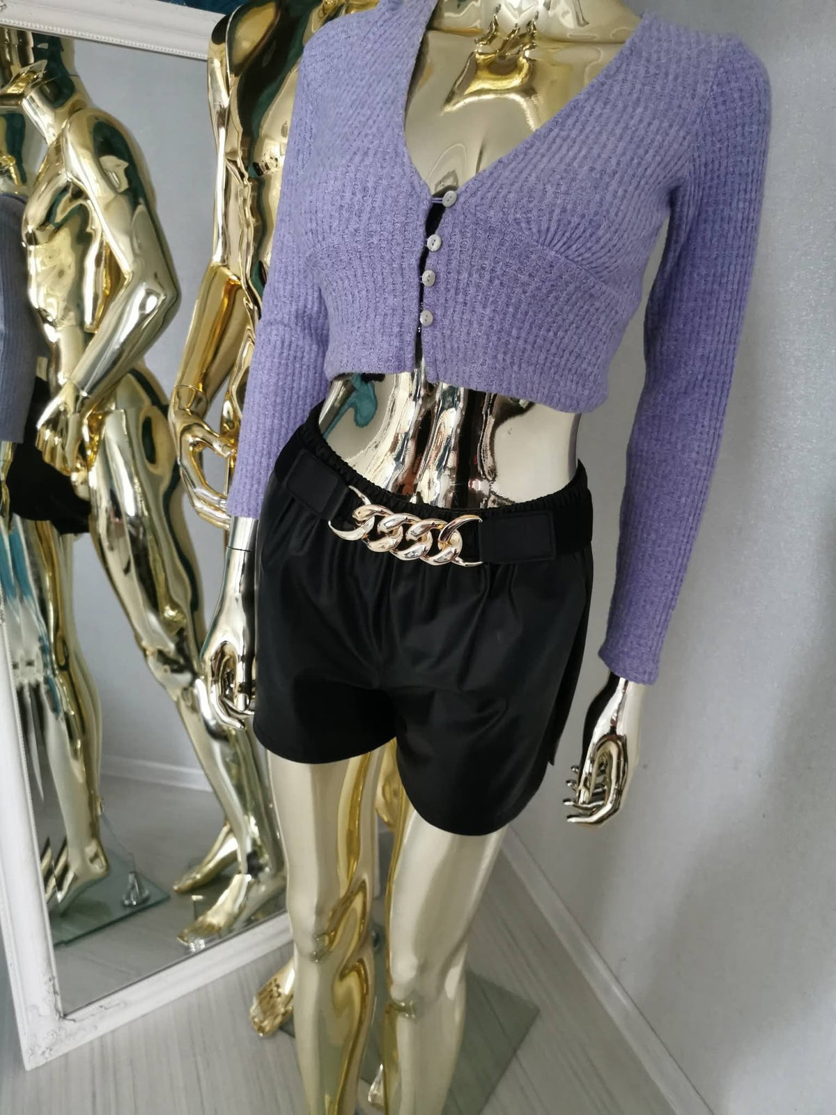 S dydžio violetinis crop top stiliaus megztinis