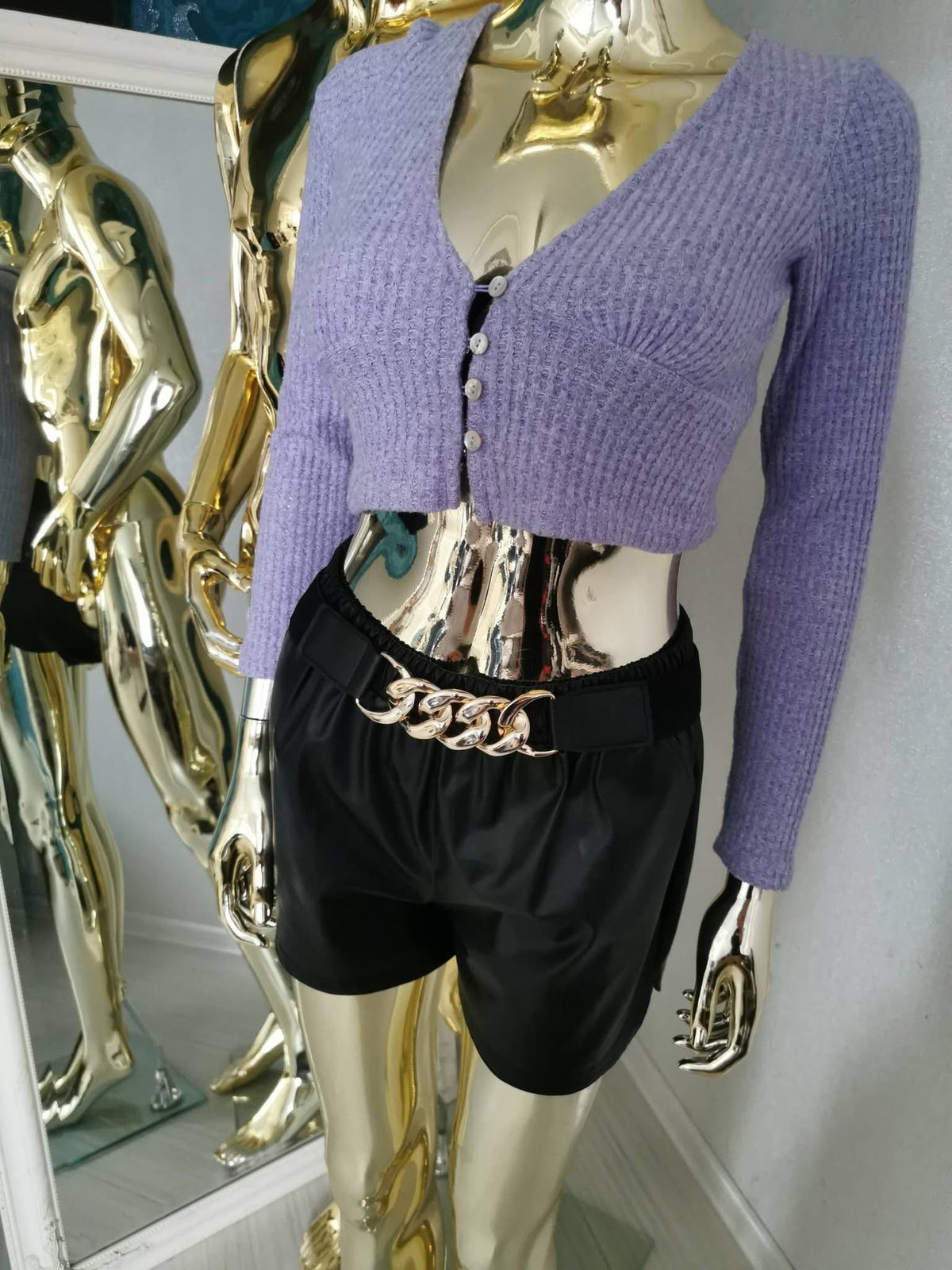 S dydžio violetinis crop top stiliaus megztinis