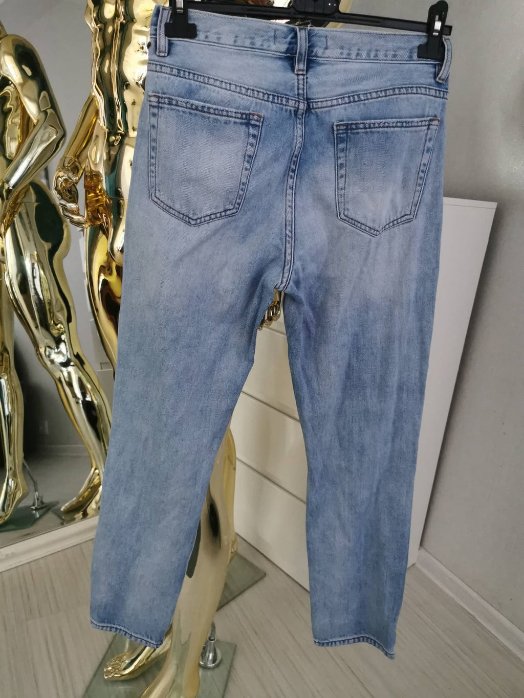 M/L dydžio plėšyti mėlyni džinsai
