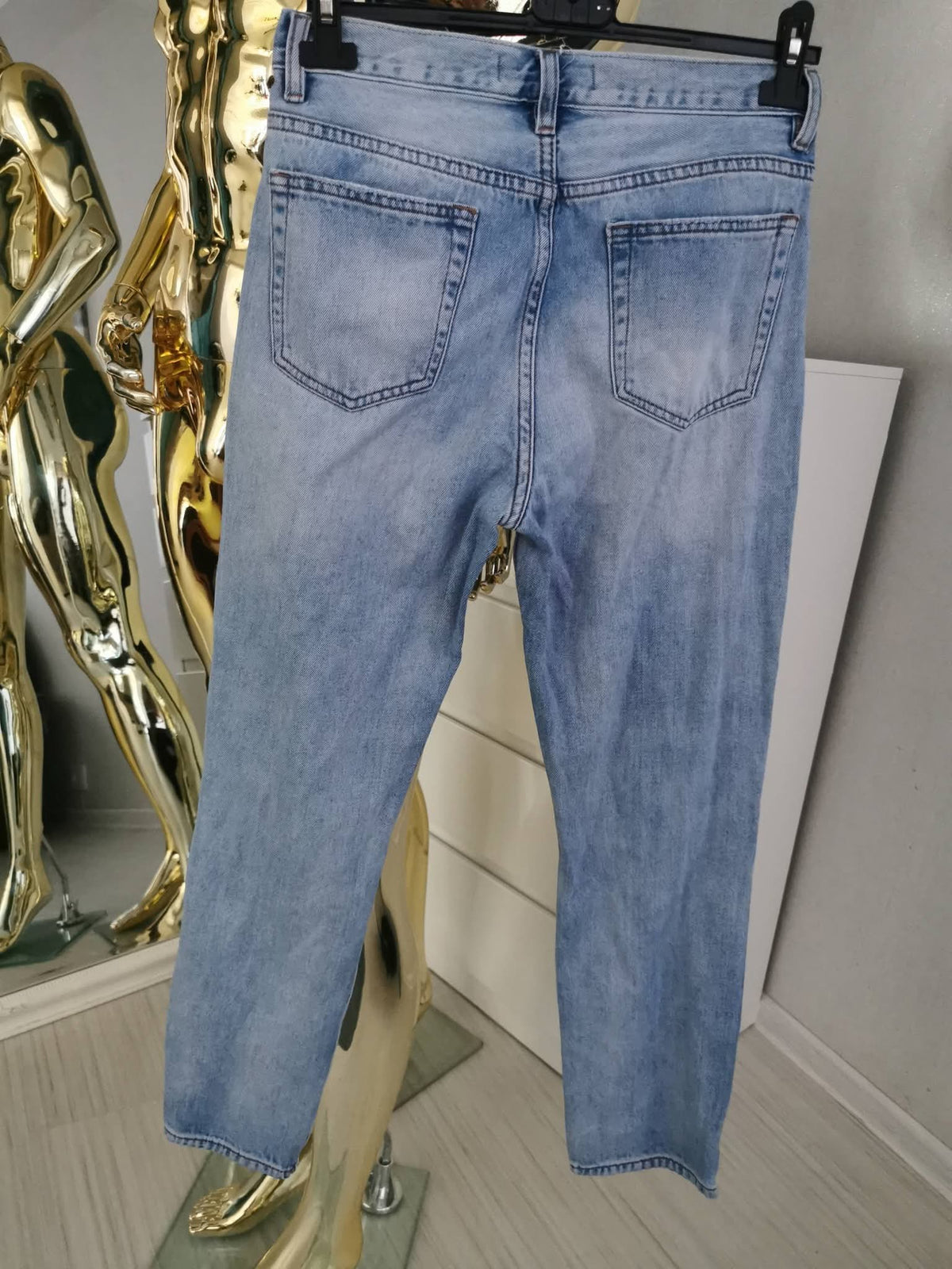 M/L dydžio plėšyti mėlyni džinsai