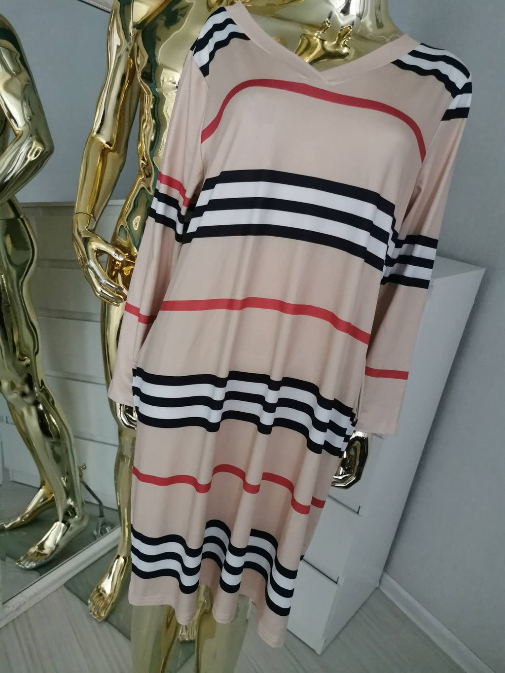 Nauja smėlio spalvos languota suknelė