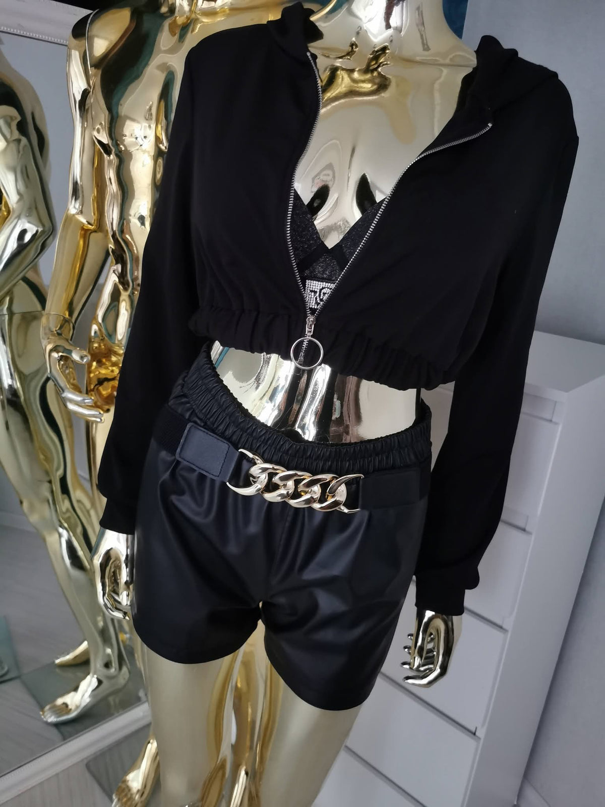 XS dydžio juodas crop top džemperis