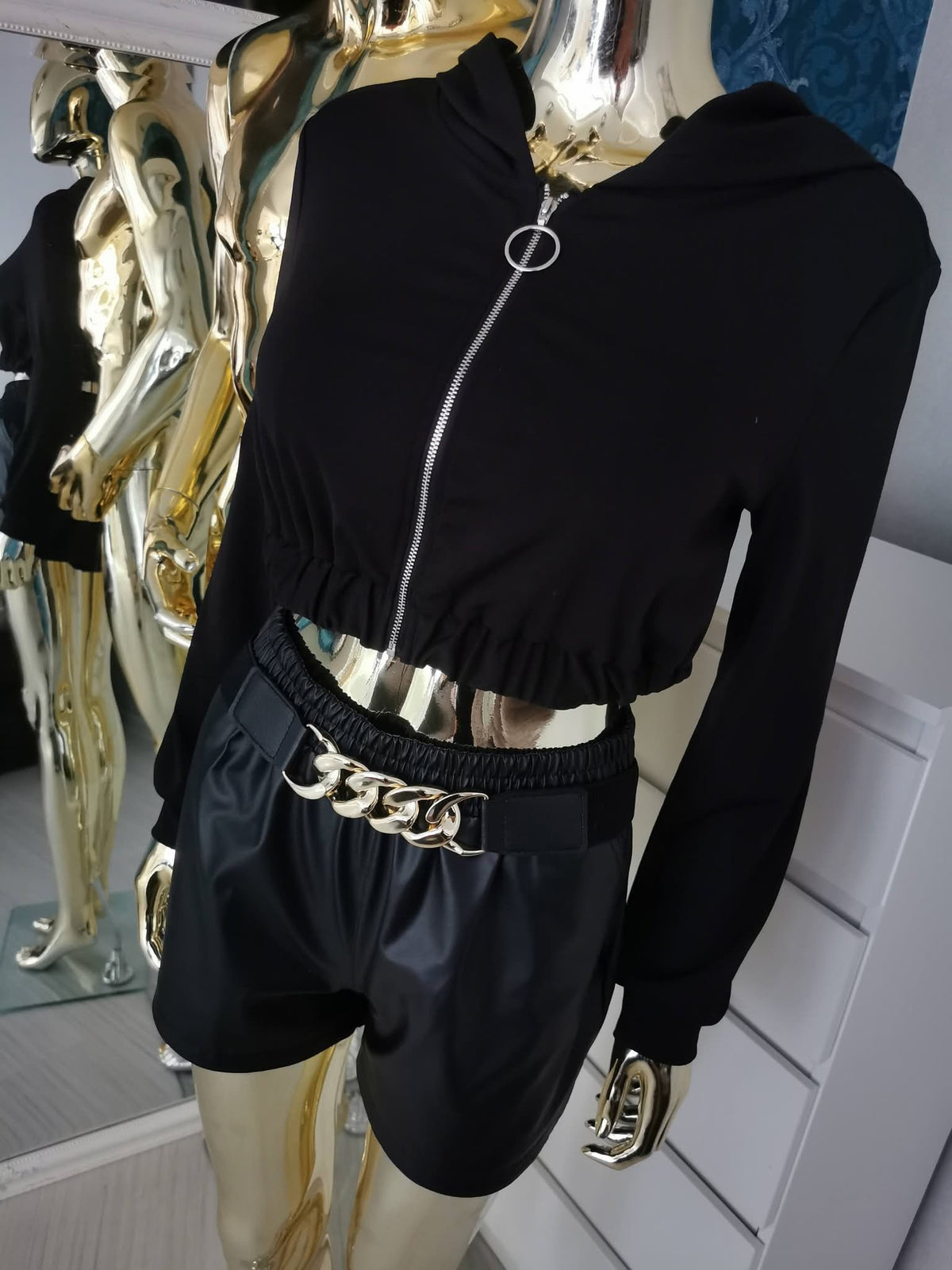 XS dydžio juodas crop top džemperis