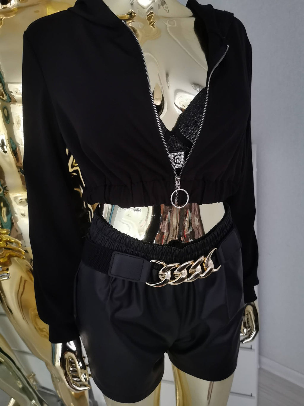 XS dydžio juodas crop top džemperis