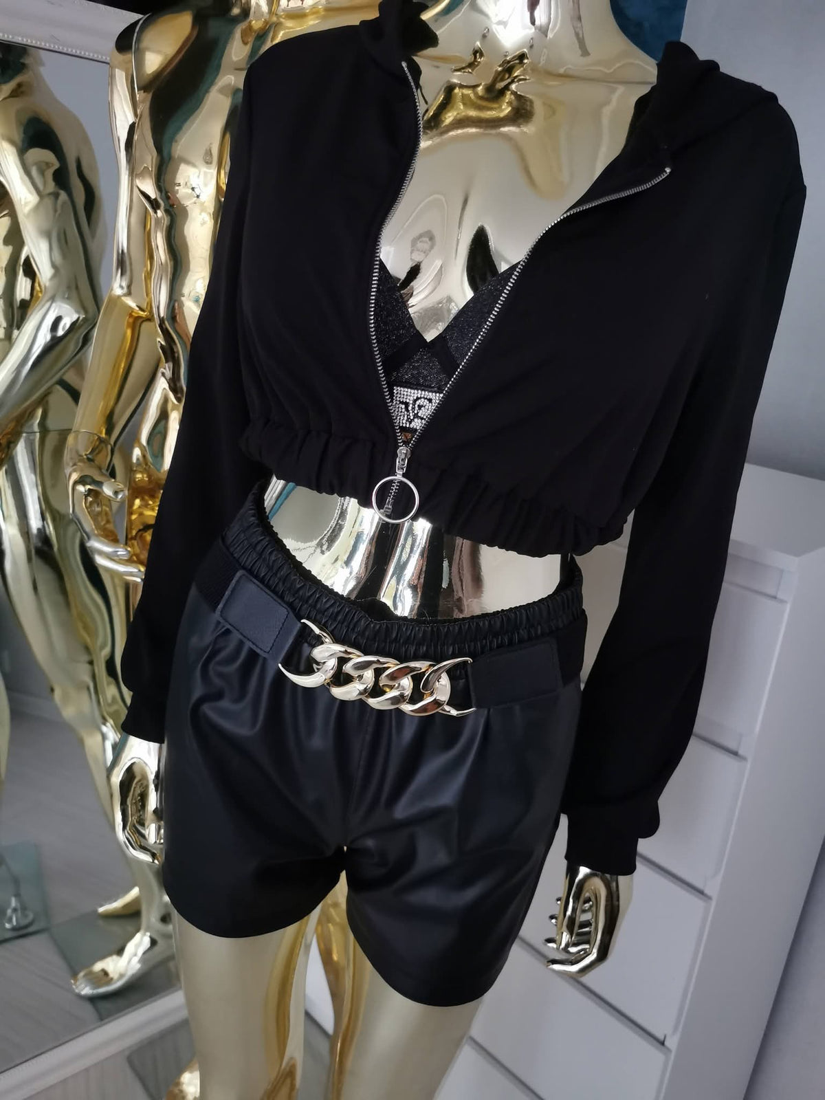 XS dydžio juodas crop top džemperis