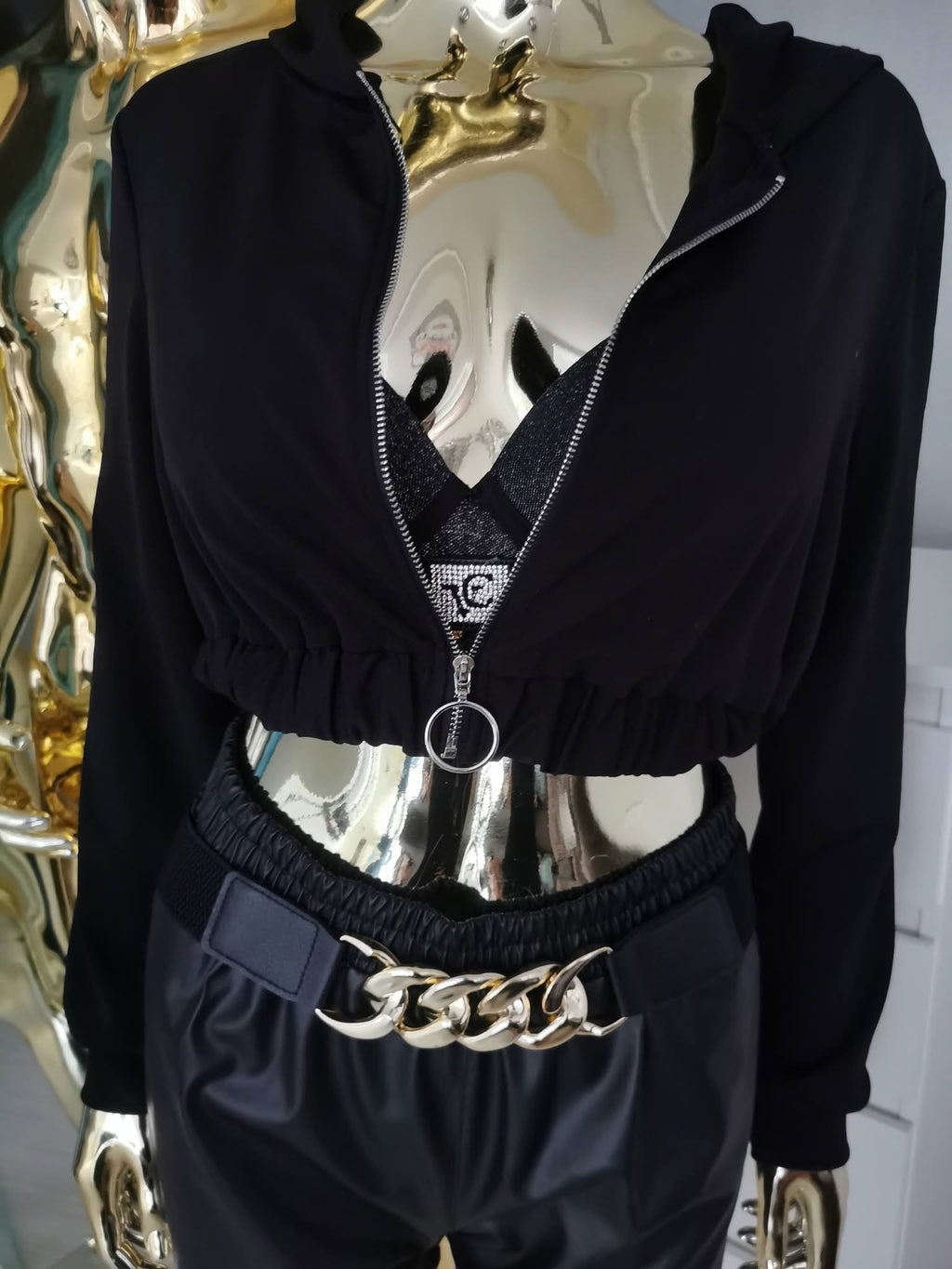 XS dydžio juodas crop top džemperis