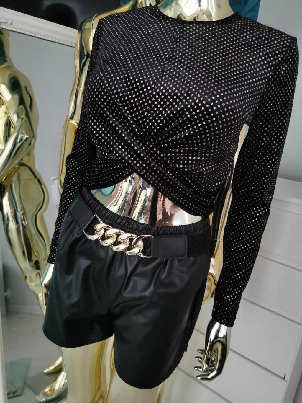 S dydžio blizgi crop top stiliaus palaidinė