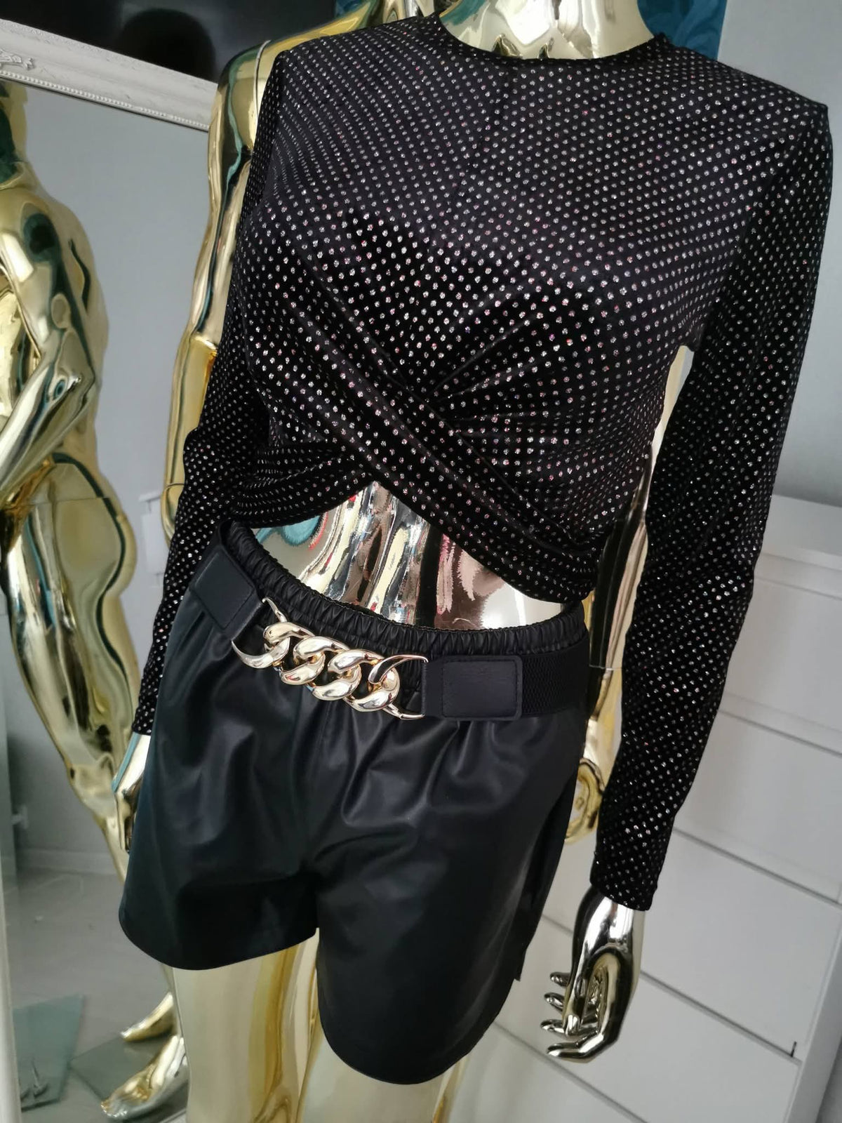 S dydžio blizgi crop top stiliaus palaidinė