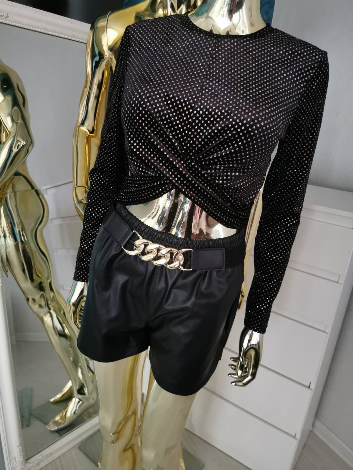 S dydžio blizgi crop top stiliaus palaidinė